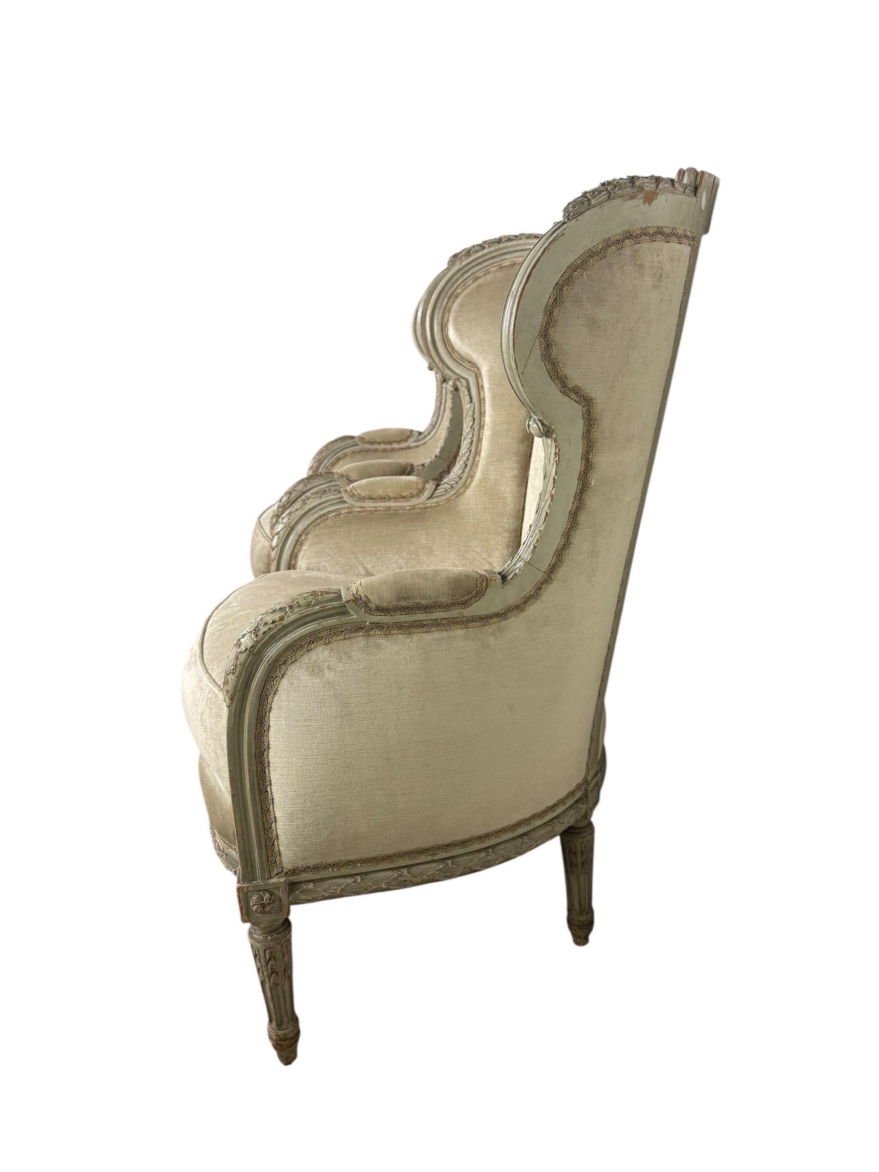 Paar französische Bergères im Louis-XVI-Stil mit Bemalung (19. Jahrhundert) im Angebot