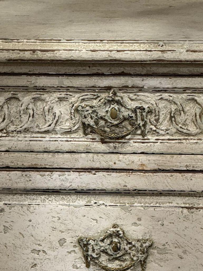 Legno Coppia di cassapanche francesi dipinte in stile Luigi XVI in vendita