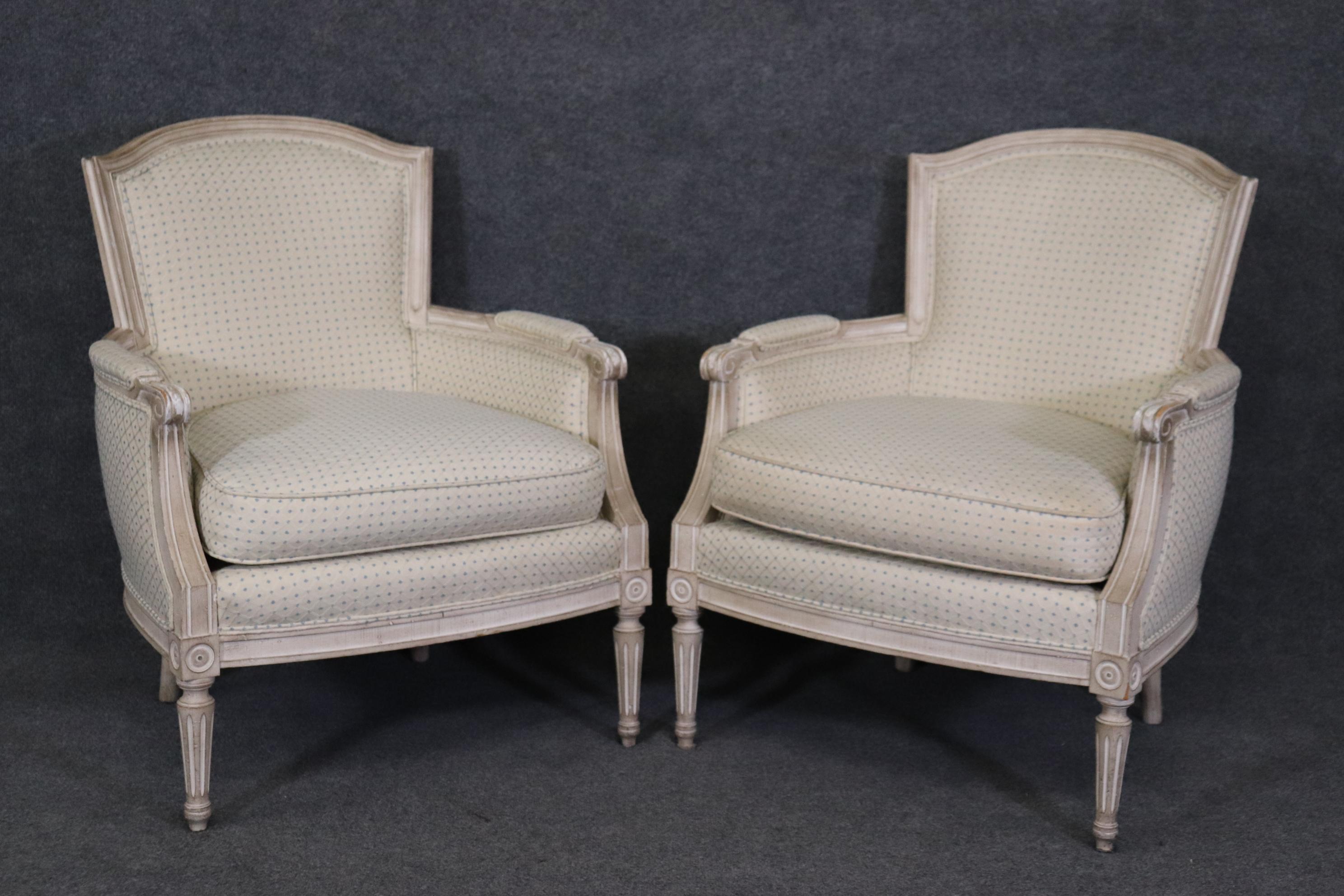 Pair of French Louis XVI Style Painted Directoire Bergere Chairs  In Good Condition In Swedesboro, NJ