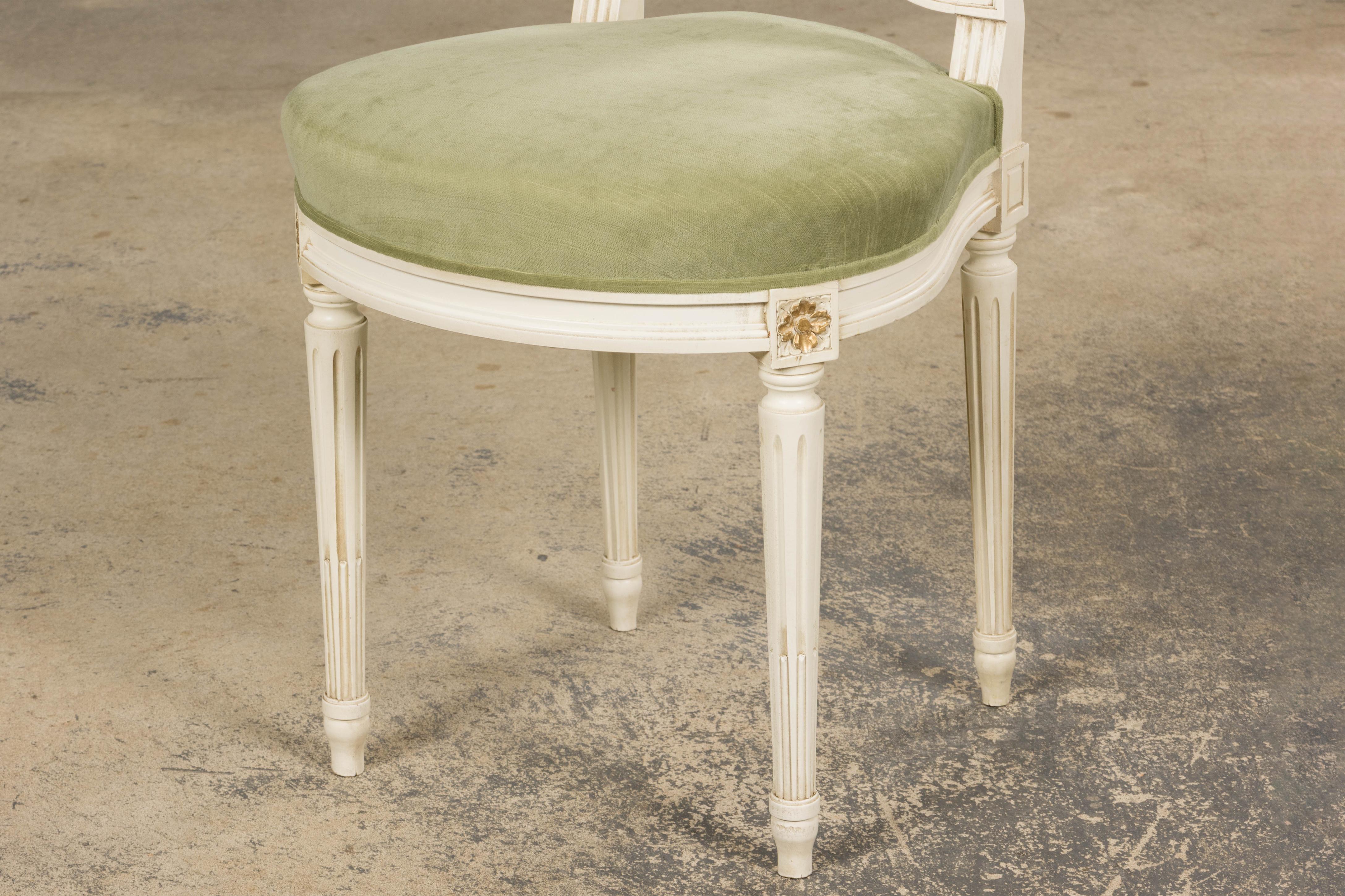 Paar französische Louis XVI-Stil bemalte Leierkastenstühle in Lorbeergrün im Angebot 2