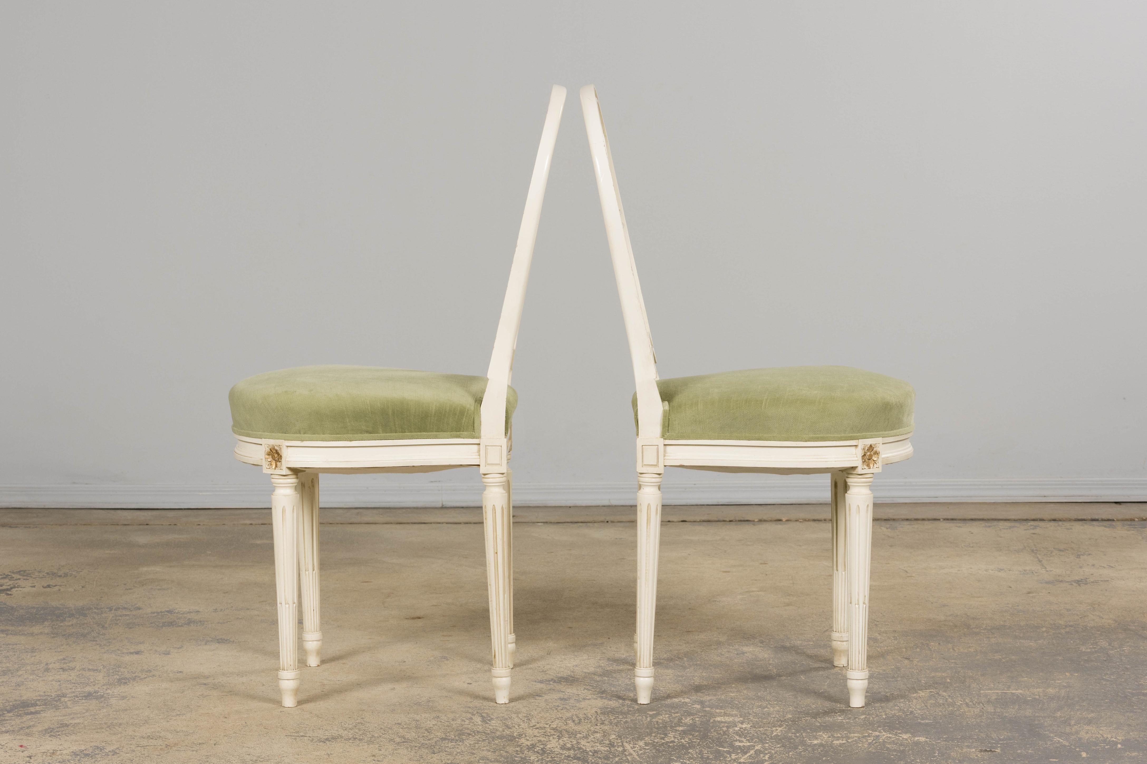 Paar französische Louis XVI-Stil bemalte Leierkastenstühle in Lorbeergrün im Angebot 5