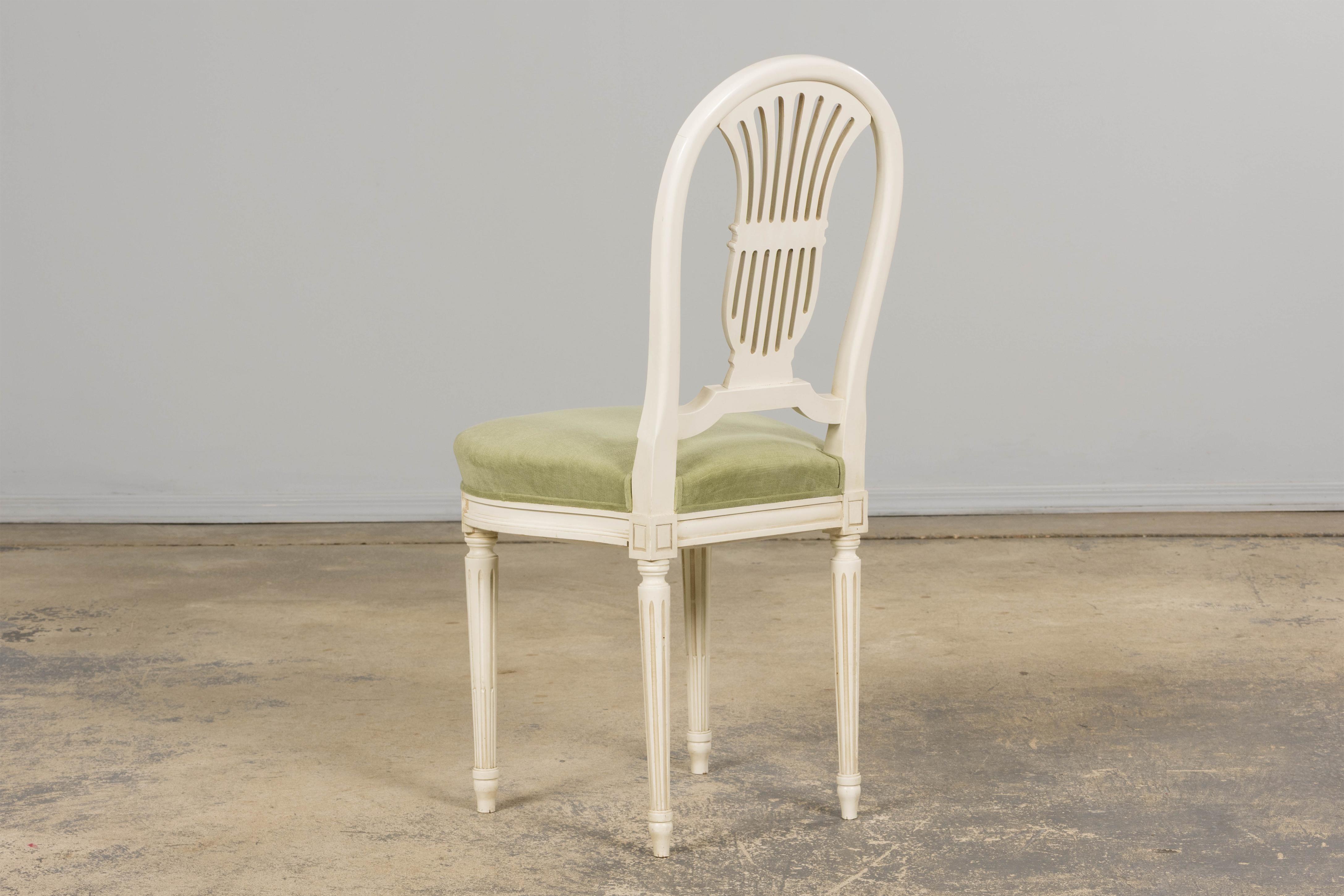 Paar französische Louis XVI-Stil bemalte Leierkastenstühle in Lorbeergrün im Angebot 6