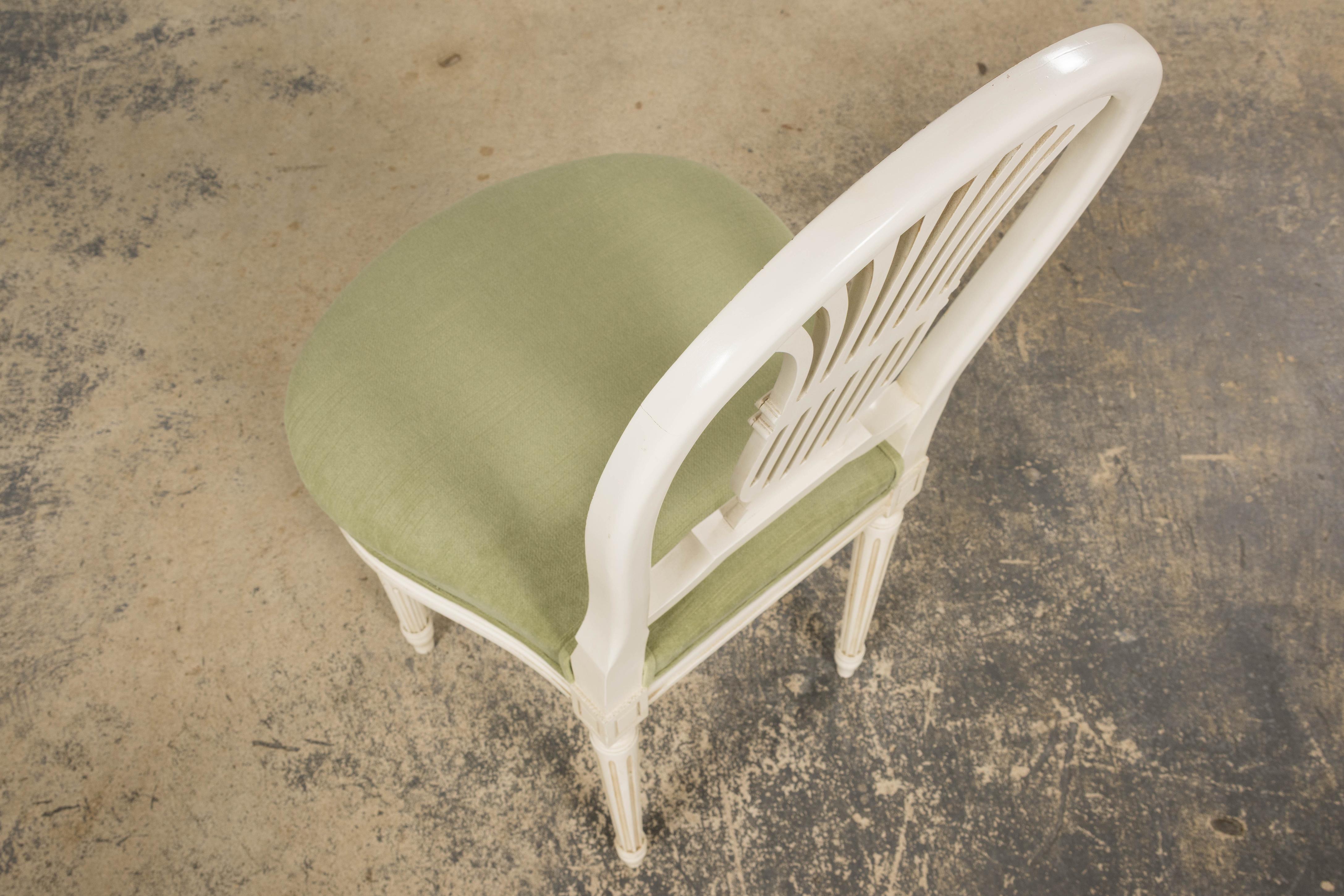 Paar französische Louis XVI-Stil bemalte Leierkastenstühle in Lorbeergrün im Angebot 7
