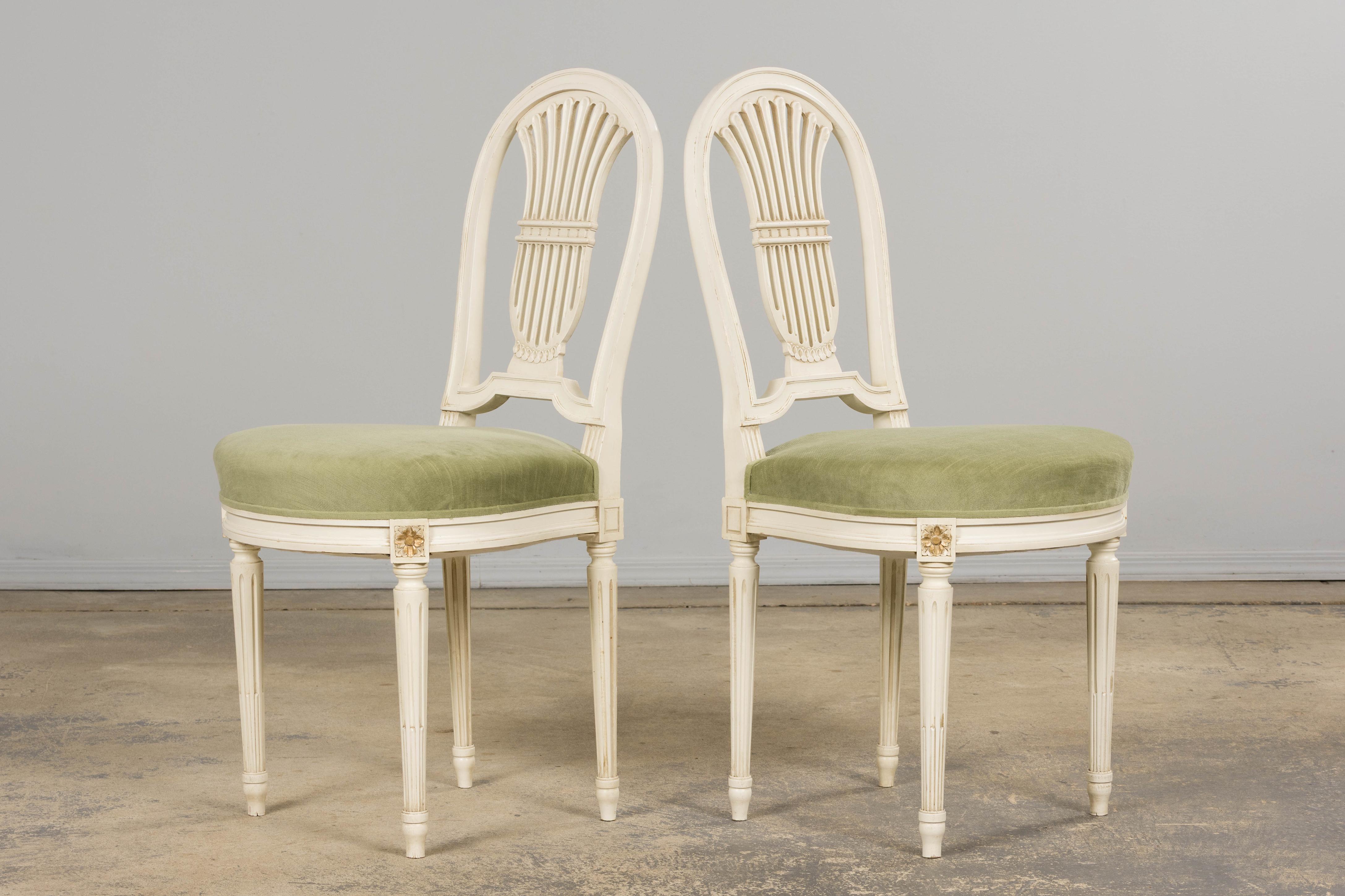 Paar französische Louis XVI-Stil bemalte Leierkastenstühle in Lorbeergrün im Angebot 8
