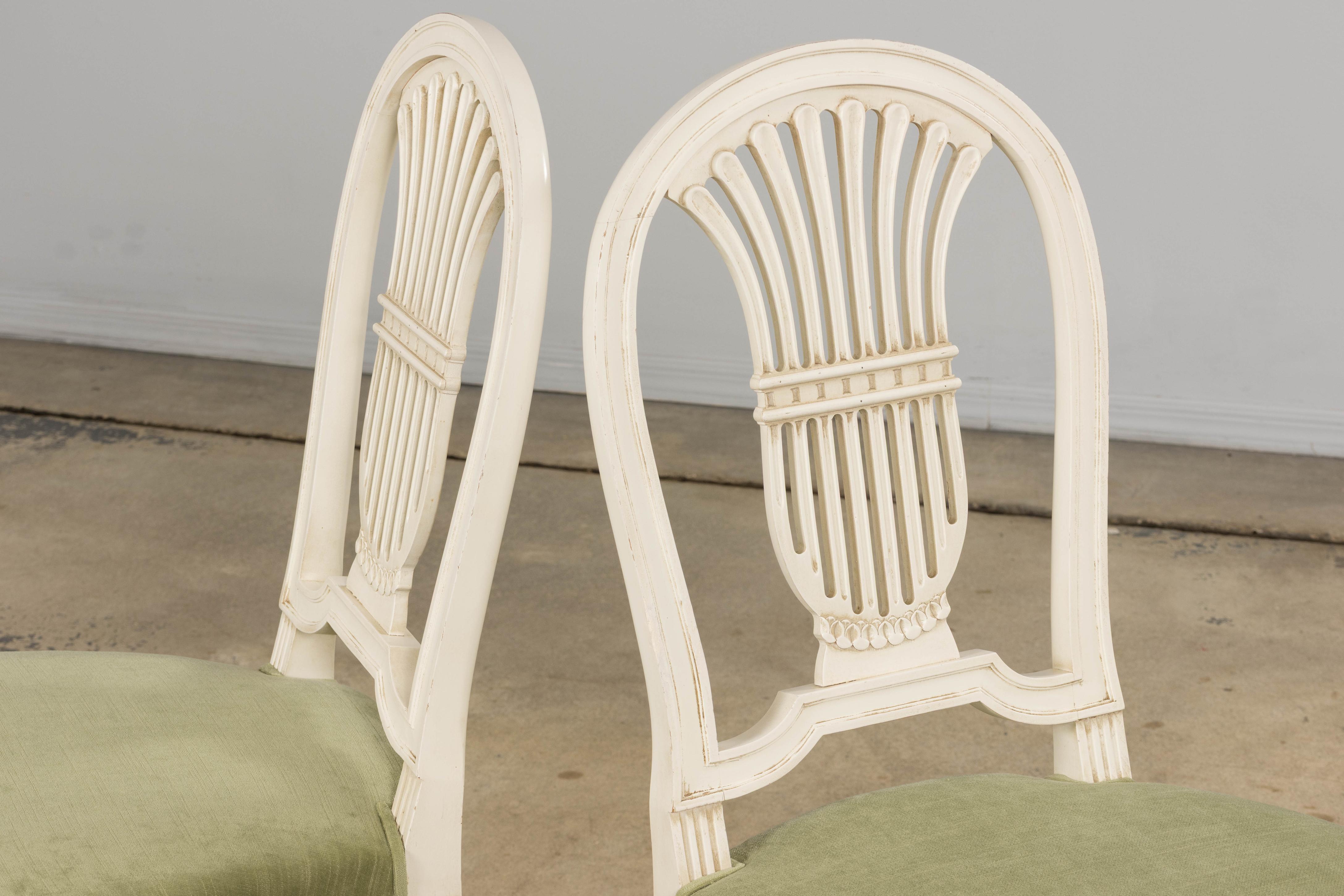 Paar französische Louis XVI-Stil bemalte Leierkastenstühle in Lorbeergrün im Angebot 9