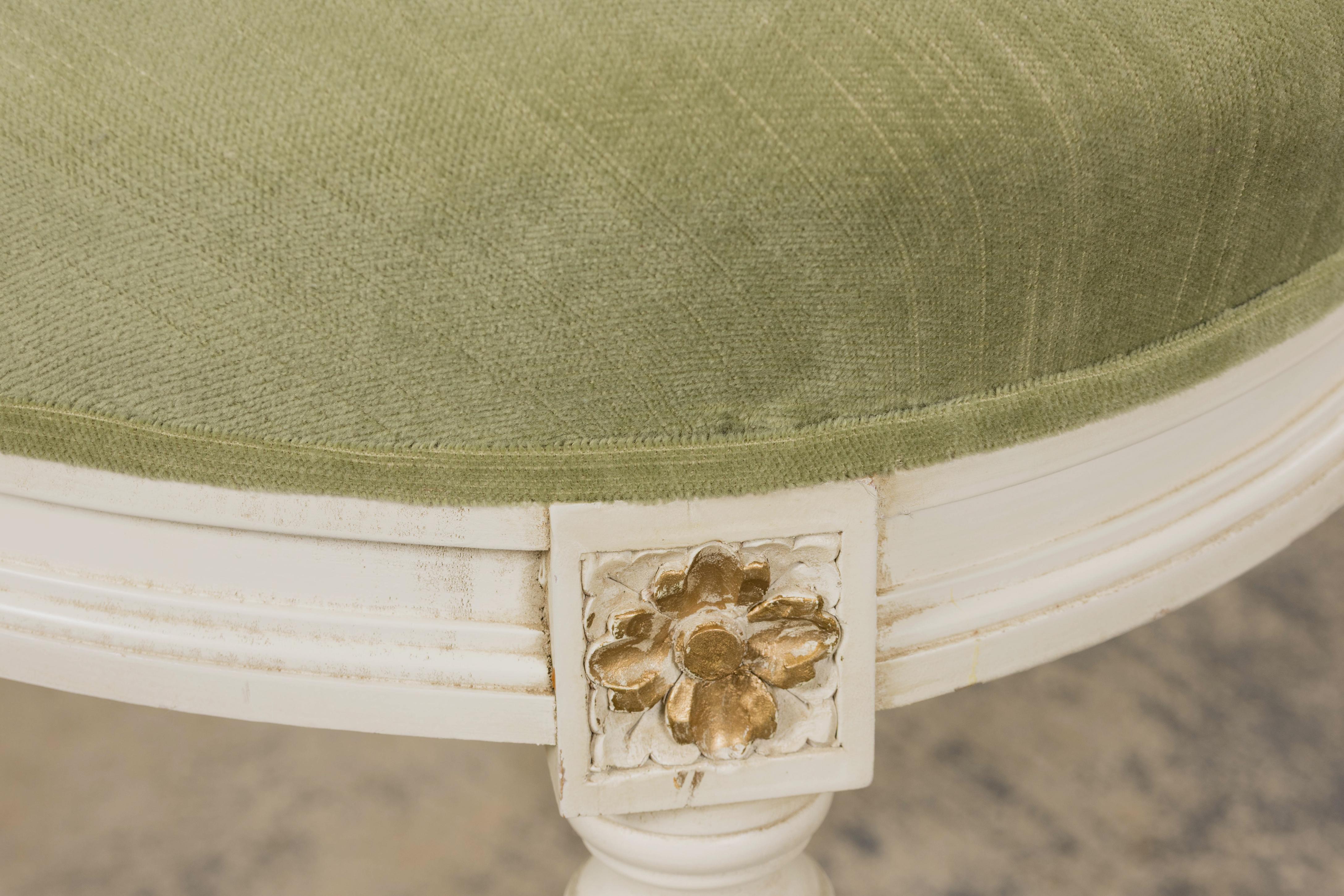 Paar französische Louis XVI-Stil bemalte Leierkastenstühle in Lorbeergrün im Angebot 10