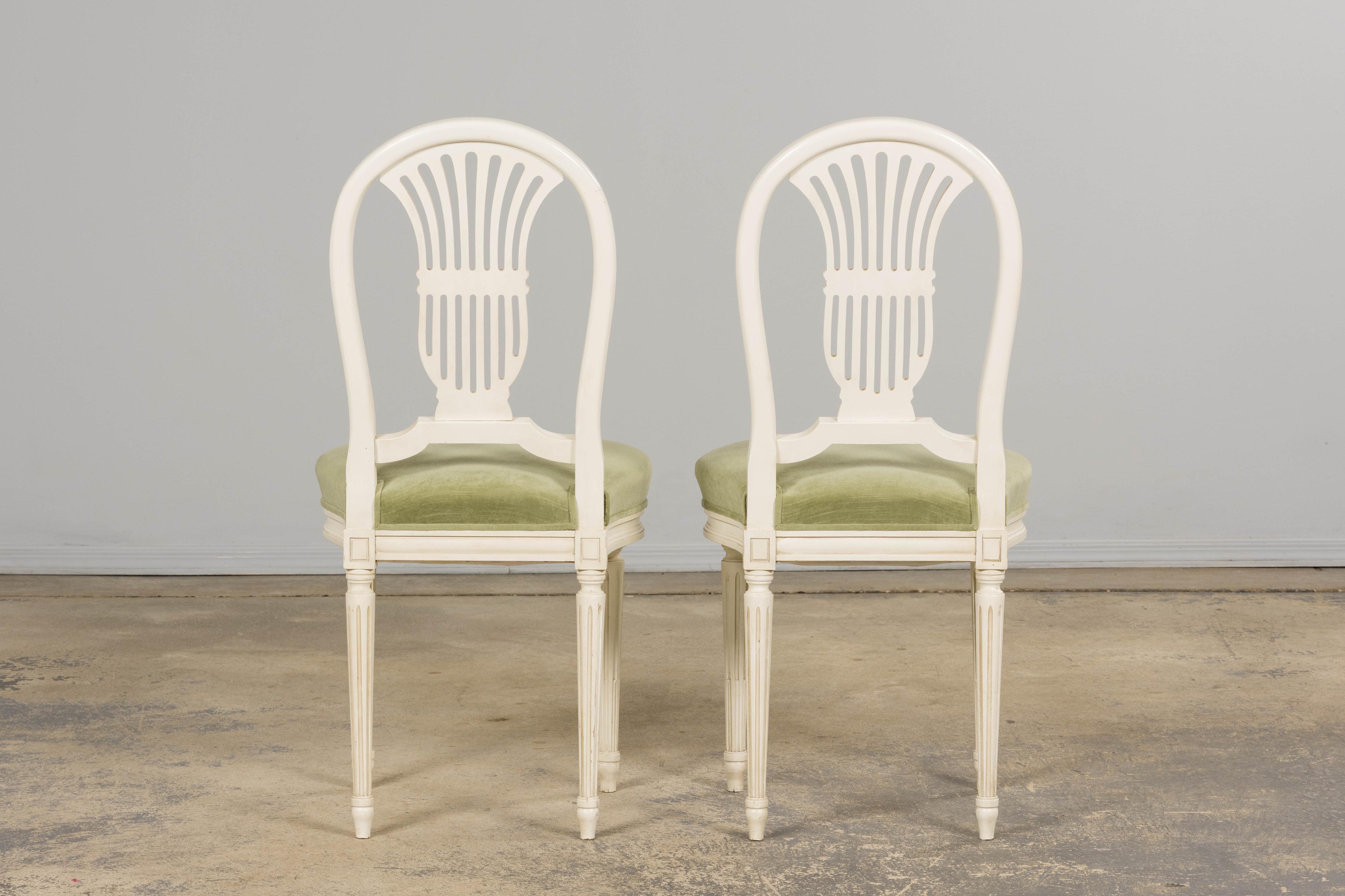 Paar französische Louis XVI-Stil bemalte Leierkastenstühle in Lorbeergrün im Angebot 11