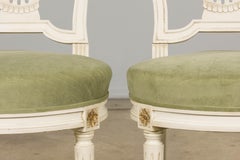 Coppia di sedie da salotto francesi con schienale a lira dipinte in stile Luigi XVI in Greene & Greene