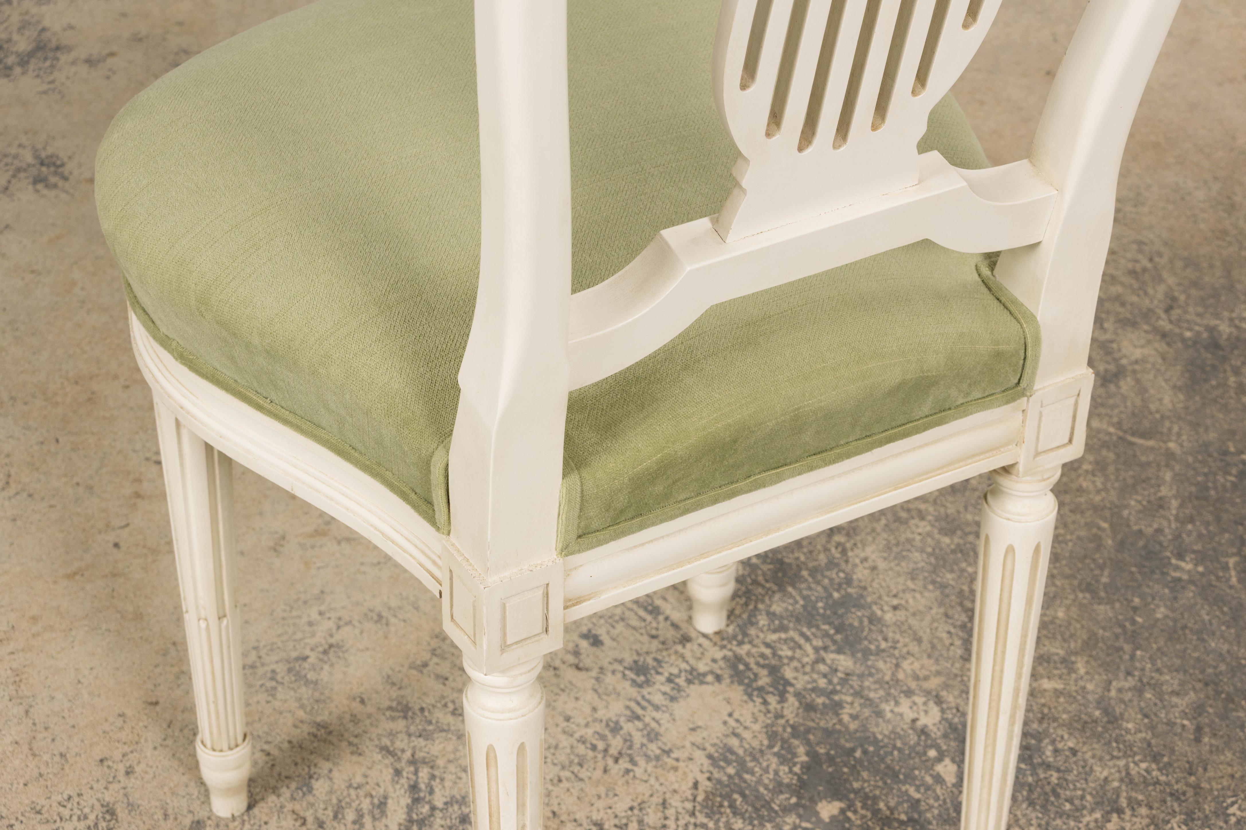 Paar französische Louis XVI-Stil bemalte Leierkastenstühle in Lorbeergrün im Angebot 12