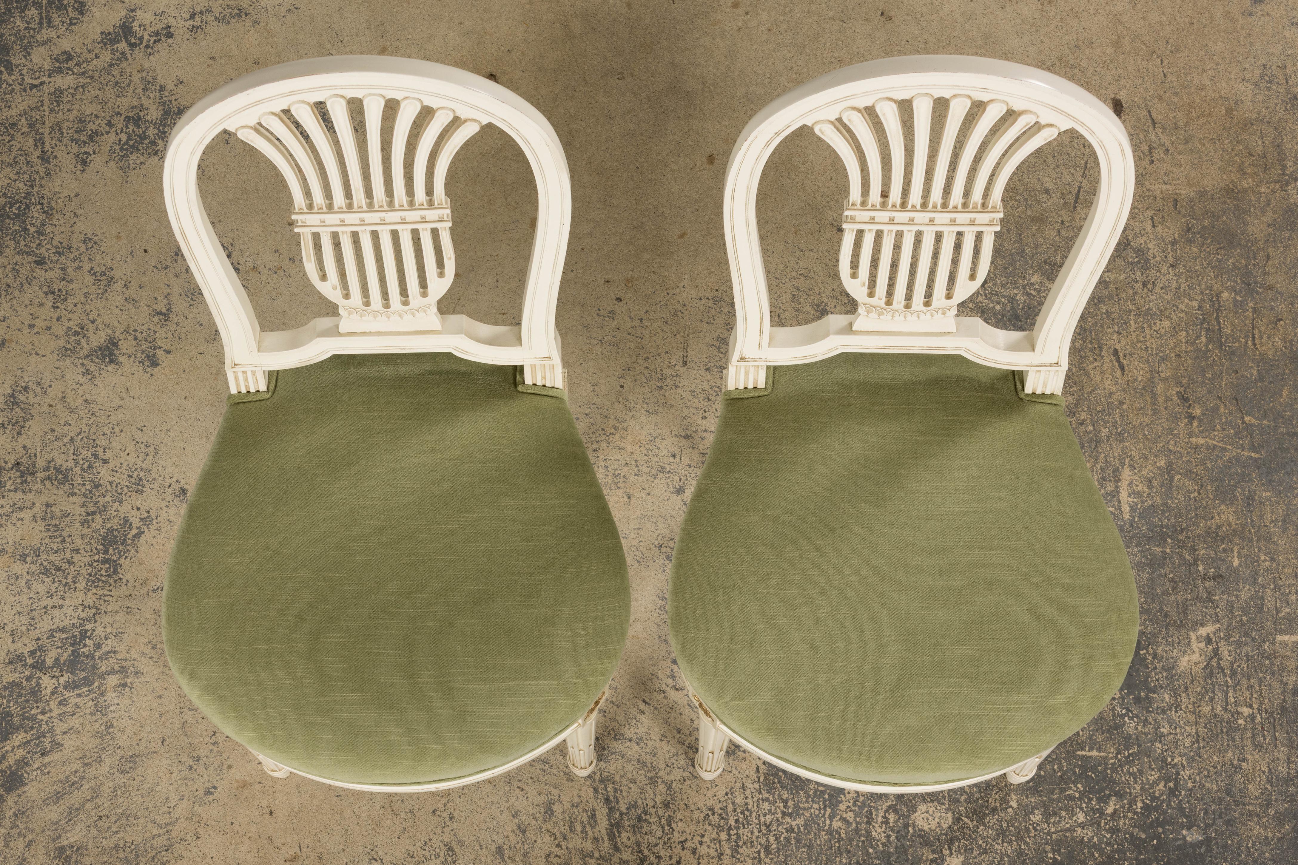 Paar französische Louis XVI-Stil bemalte Leierkastenstühle in Lorbeergrün (Louis XVI.) im Angebot