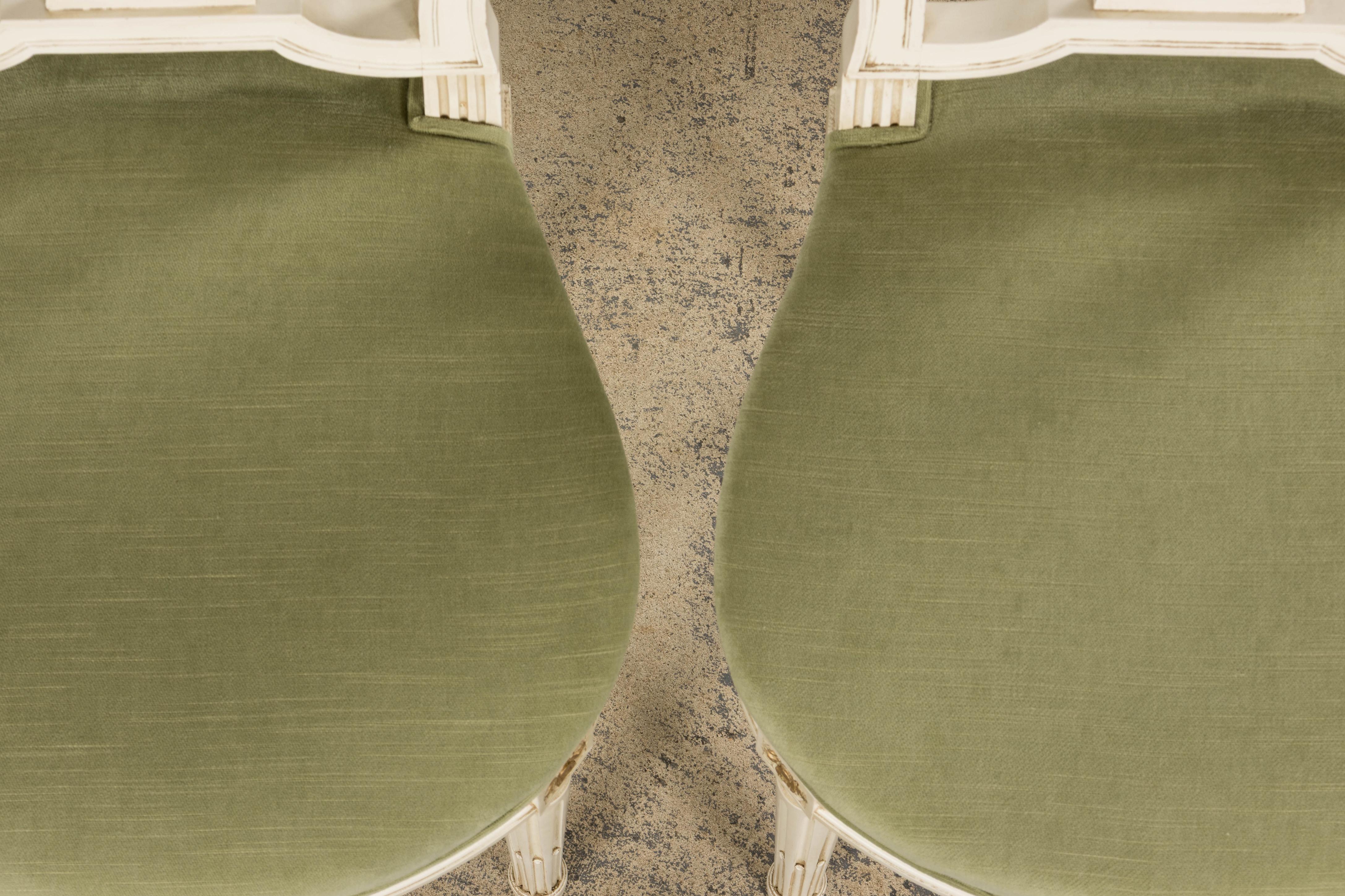 Paar französische Louis XVI-Stil bemalte Leierkastenstühle in Lorbeergrün (Französisch) im Angebot