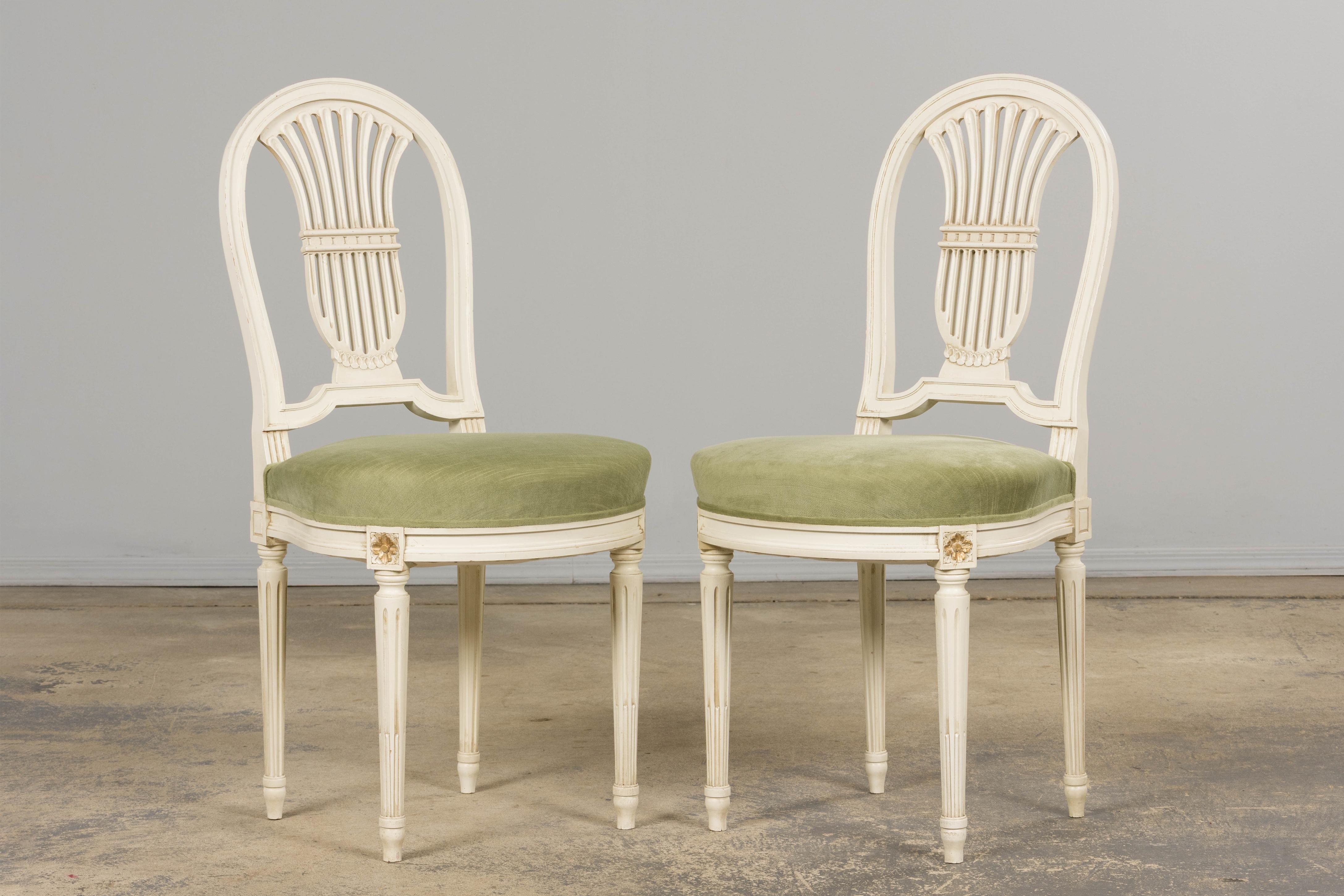 Paar französische Louis XVI-Stil bemalte Leierkastenstühle in Lorbeergrün (Handgeschnitzt) im Angebot
