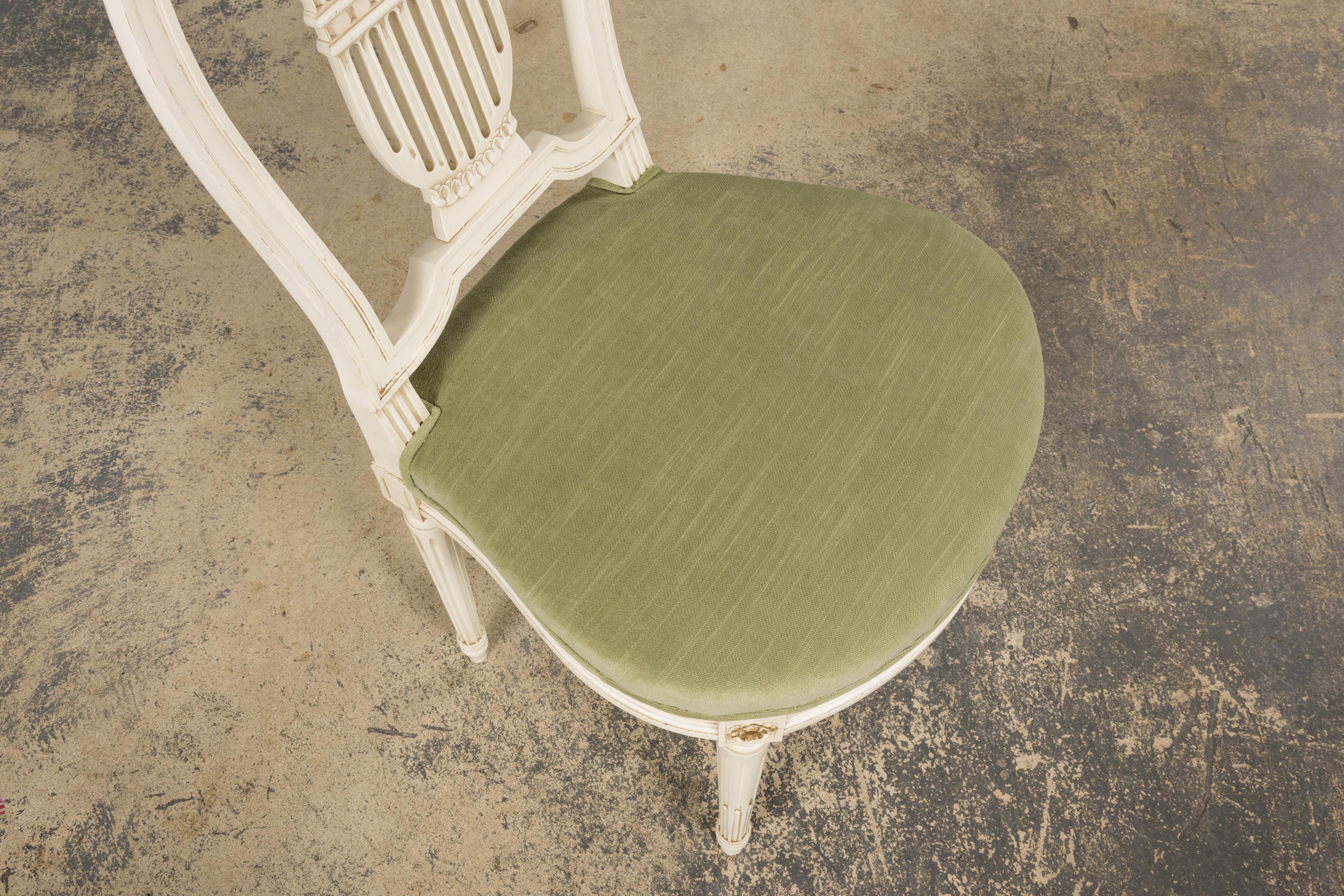 Paar französische Louis XVI-Stil bemalte Leierkastenstühle in Lorbeergrün (Samt) im Angebot