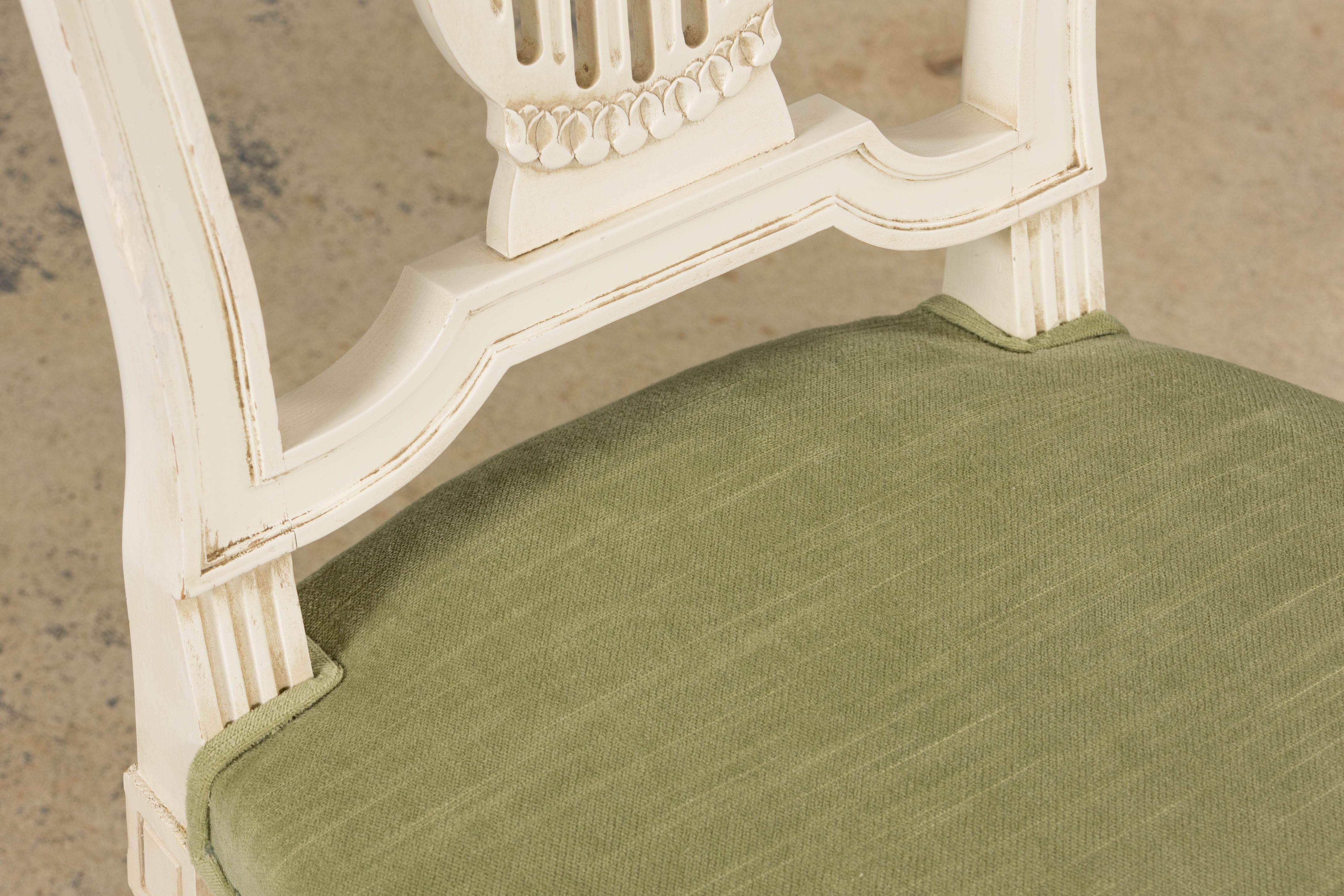 Paar französische Louis XVI-Stil bemalte Leierkastenstühle in Lorbeergrün im Angebot 1