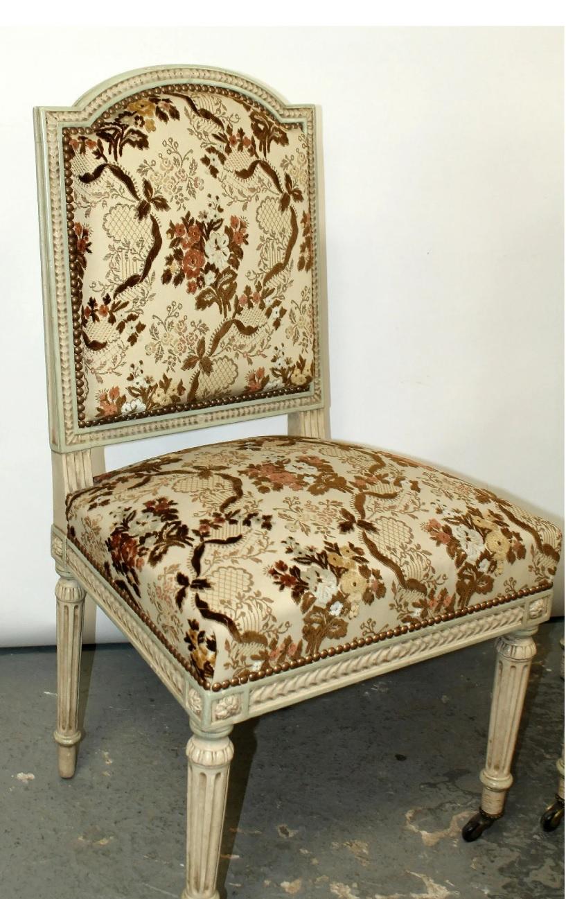 Français Paire de chaises d'appoint peintes de style Louis XVI sur pieds cannelés en vente