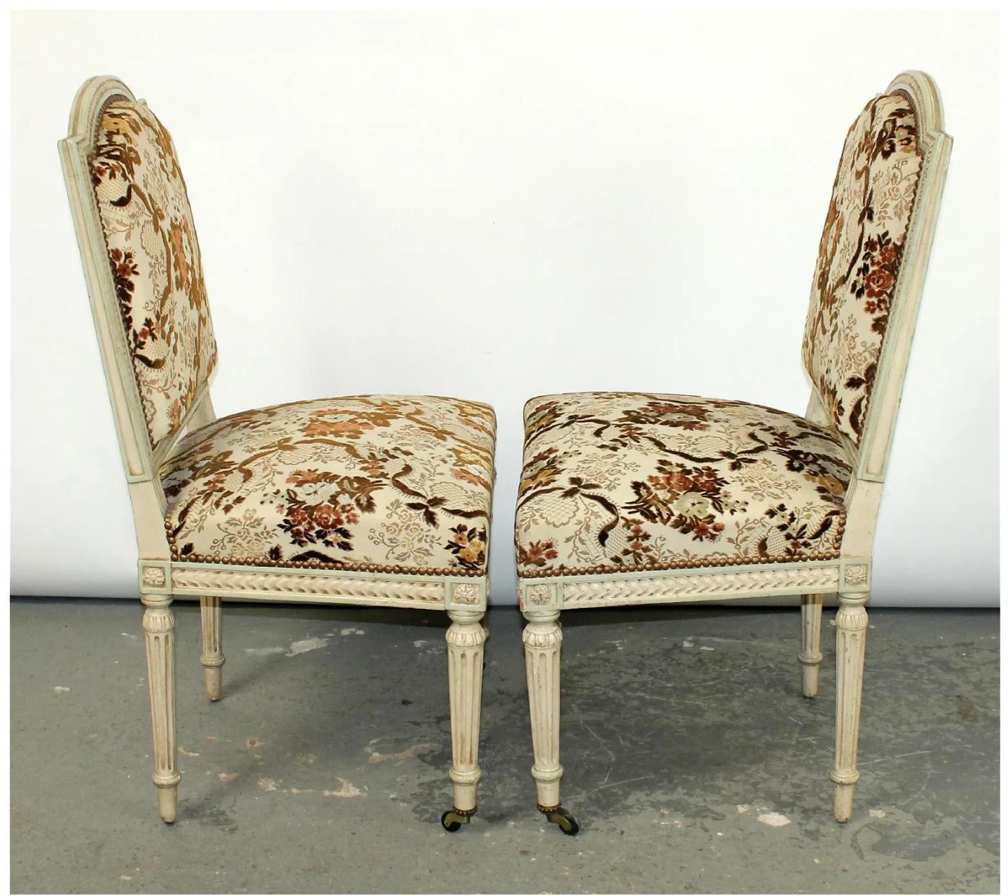 20ième siècle Paire de chaises d'appoint peintes de style Louis XVI sur pieds cannelés en vente