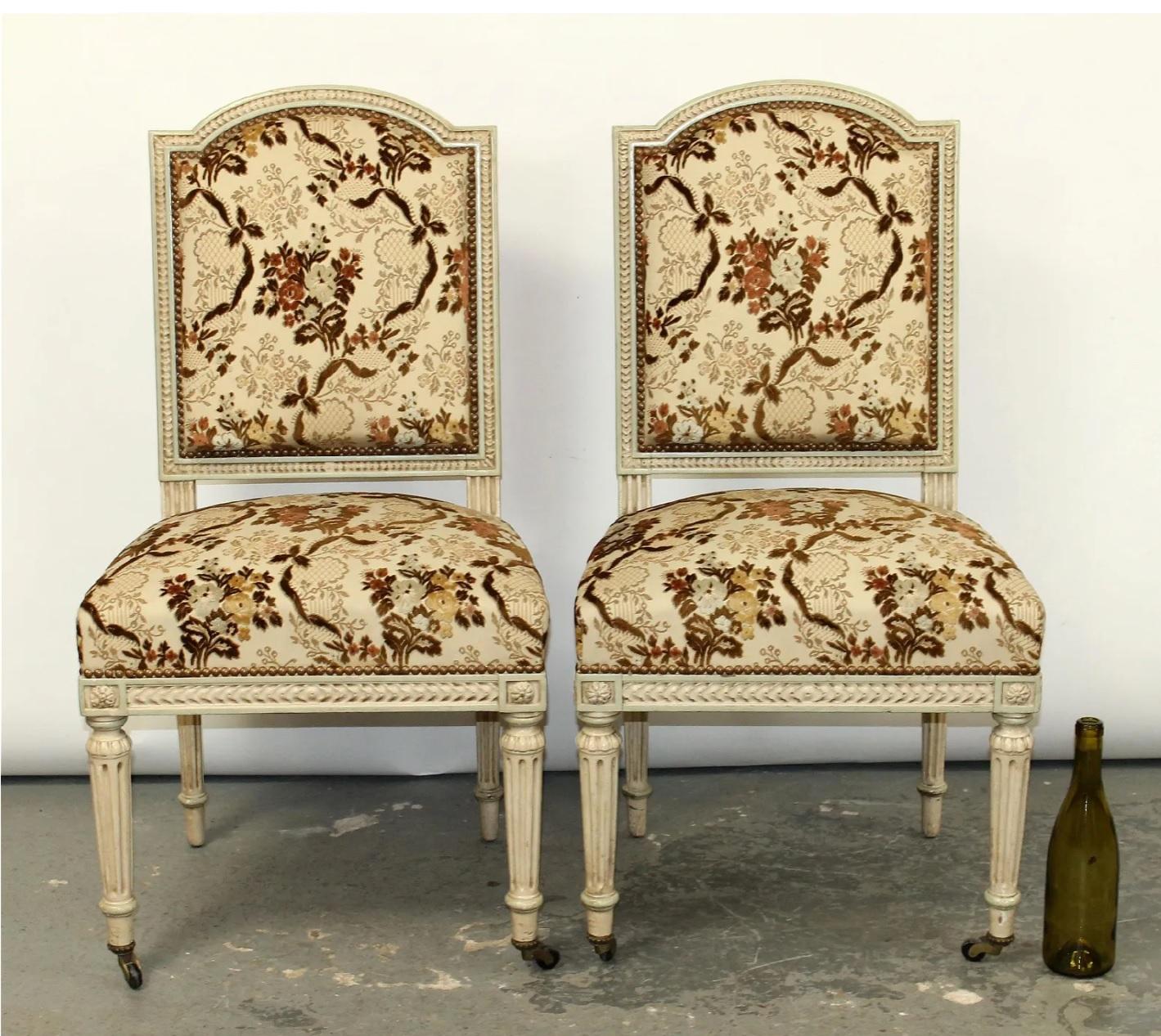 Tissu d'ameublement Paire de chaises d'appoint peintes de style Louis XVI sur pieds cannelés en vente