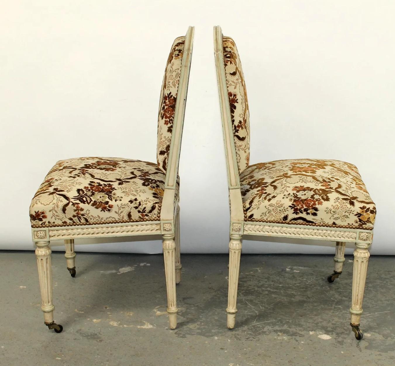 Paar französische bemalte Beistellstühle im Louis-XVI.-Stil auf geriffelten Beinen (Polster) im Angebot