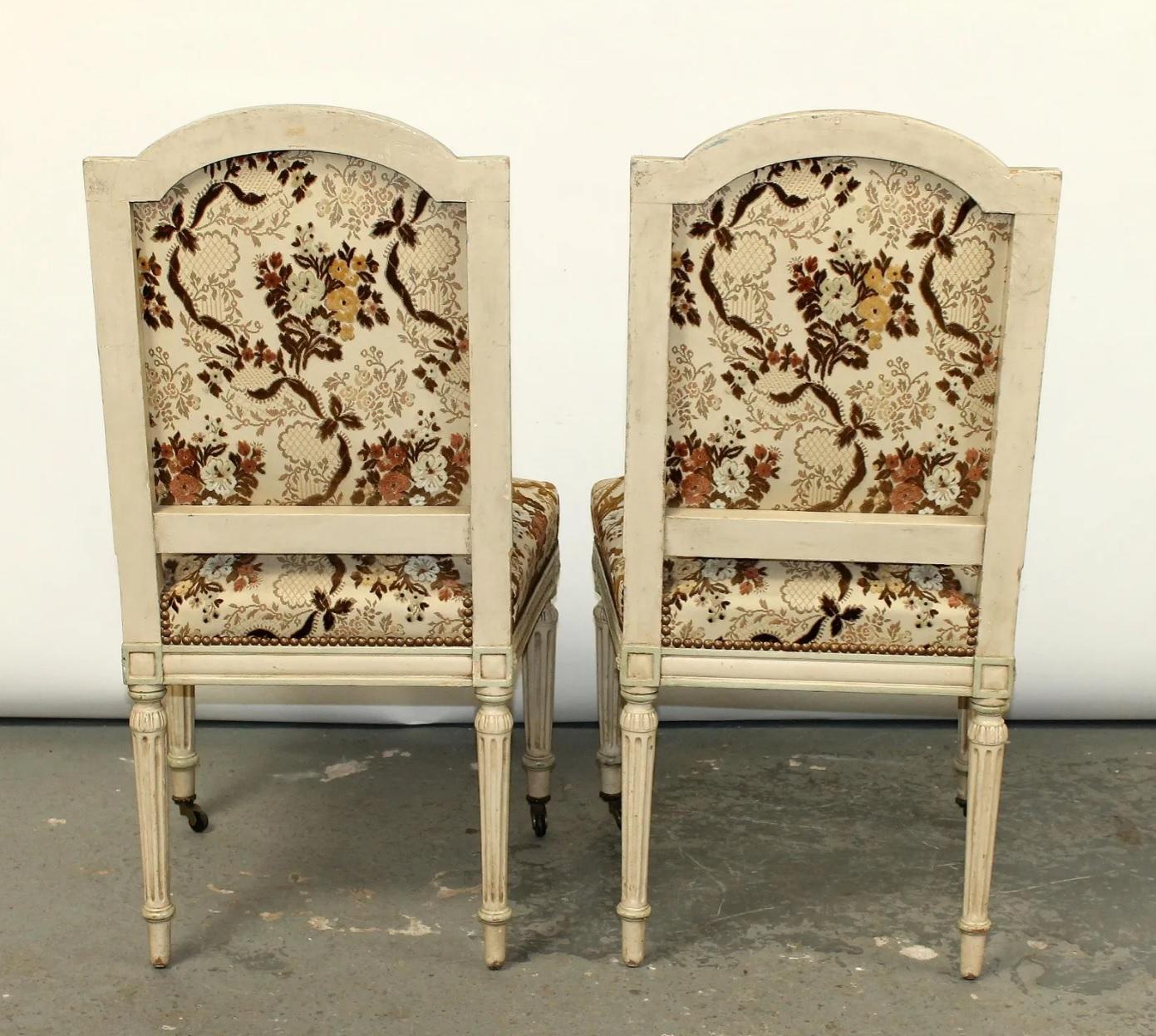 Paire de chaises d'appoint peintes de style Louis XVI sur pieds cannelés en vente 2