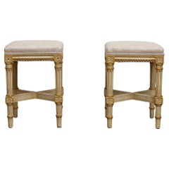 Paire de tabourets peints de style Louis XVI avec rosettes sculptées, vers 1920