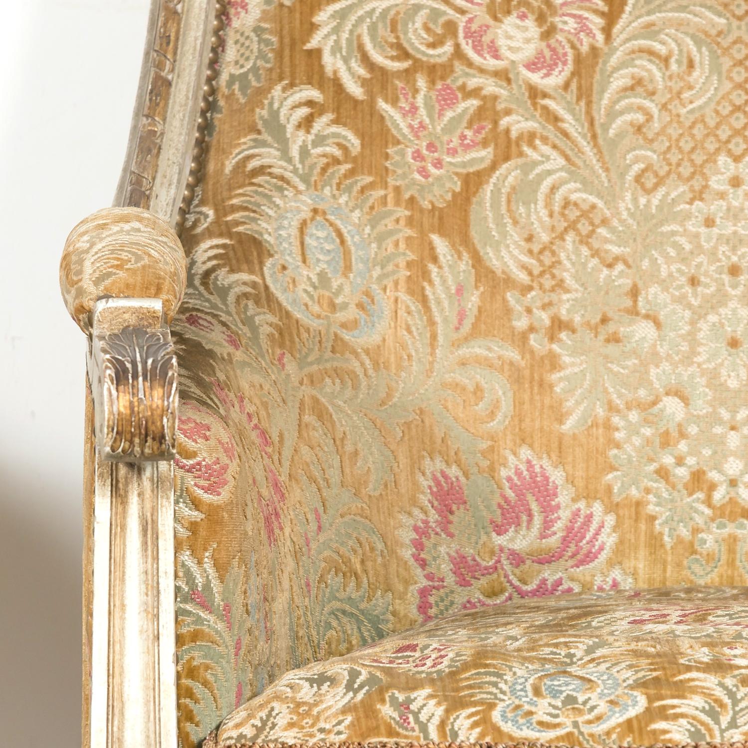Paire de pièces de style Louis XVI française, dorées et peintes, Maison Jansen Bergères  en vente 2