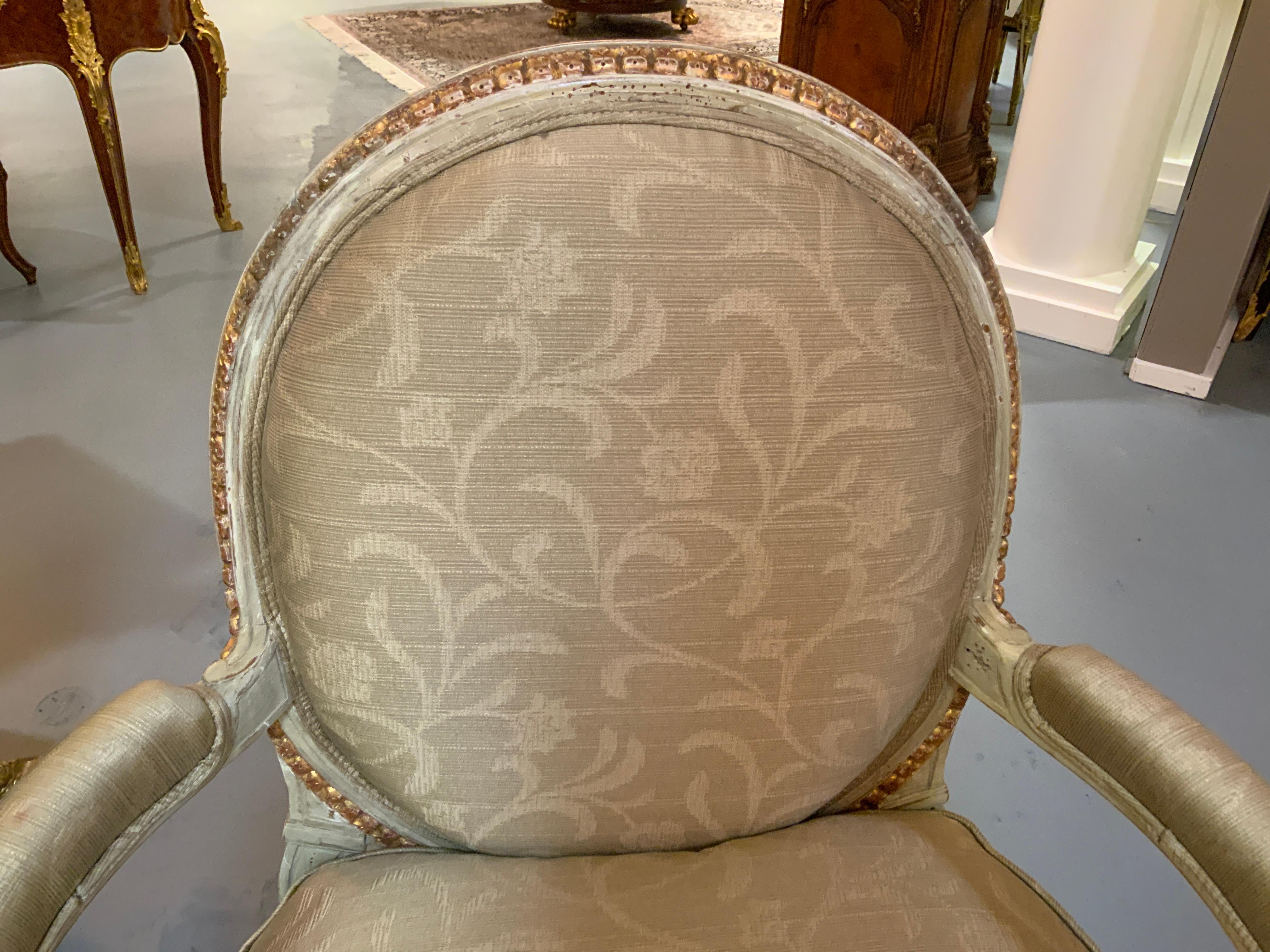 Paire de chaises/fauteuils français de style Louis XVI peints et dorés à la feuille en vente 3