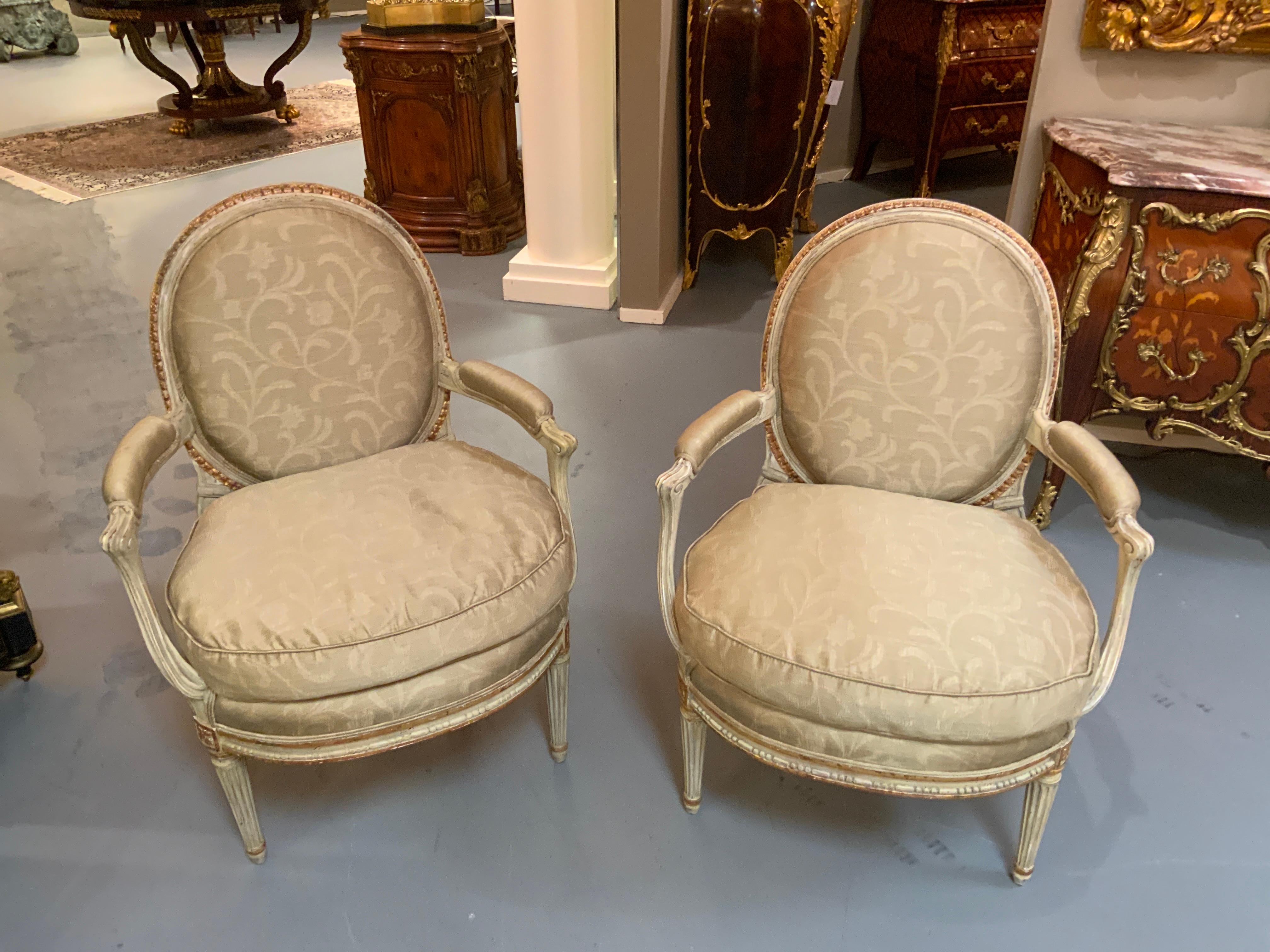 Paire de chaises/fauteuils français de style Louis XVI peints et dorés à la feuille en vente 2