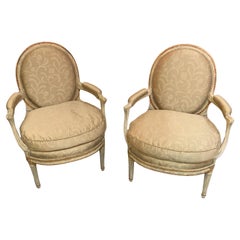 Paire de chaises/fauteuils français de style Louis XVI peints et dorés à la feuille