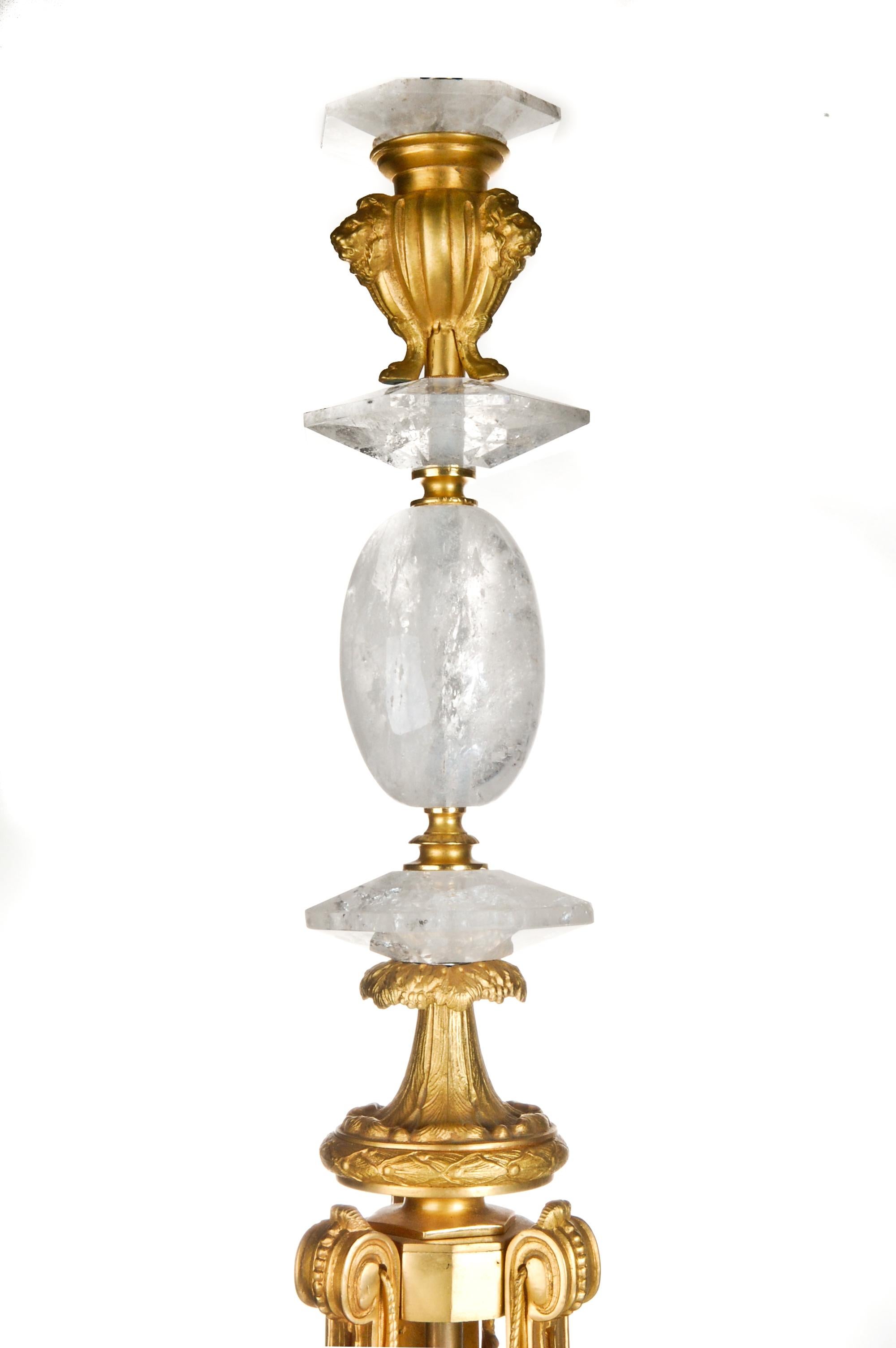 Doré Paire de lampes françaises de style Louis XVI en cristal de roche et bronze doré en vente