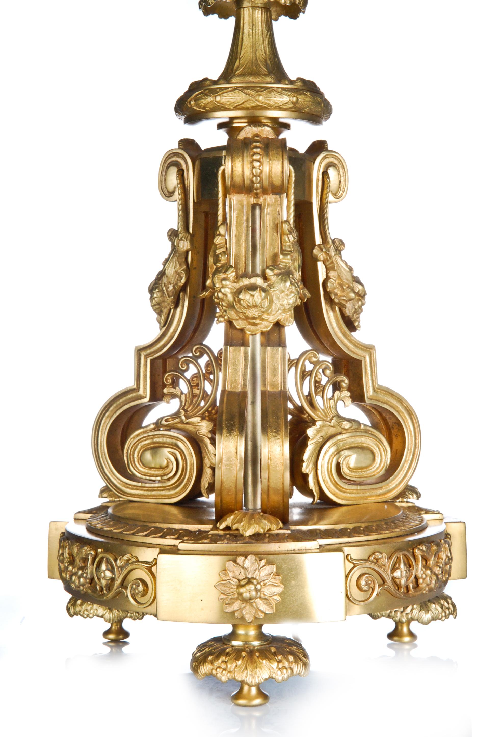 Paire de lampes françaises de style Louis XVI en cristal de roche et bronze doré Bon état - En vente à New York, NY