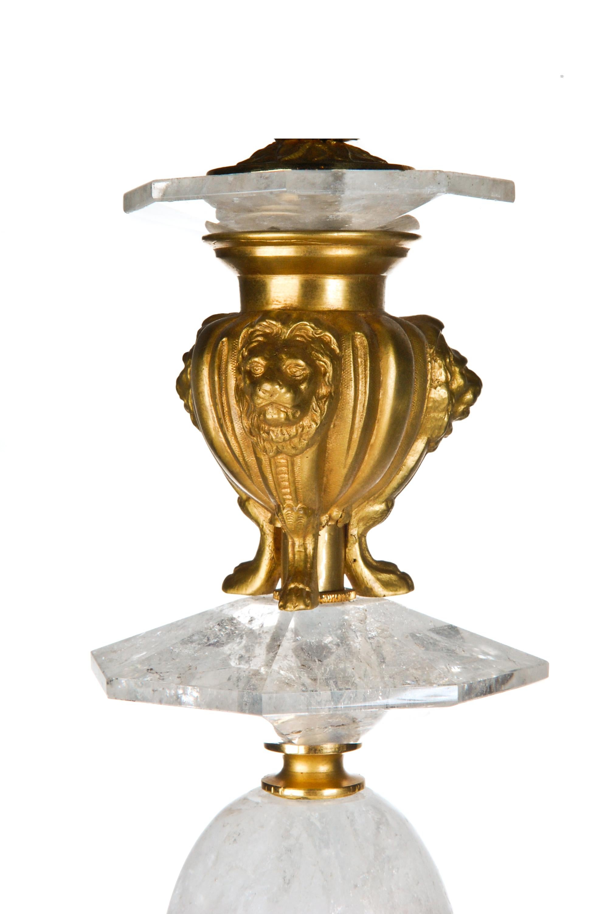 20ième siècle Paire de lampes françaises de style Louis XVI en cristal de roche et bronze doré en vente