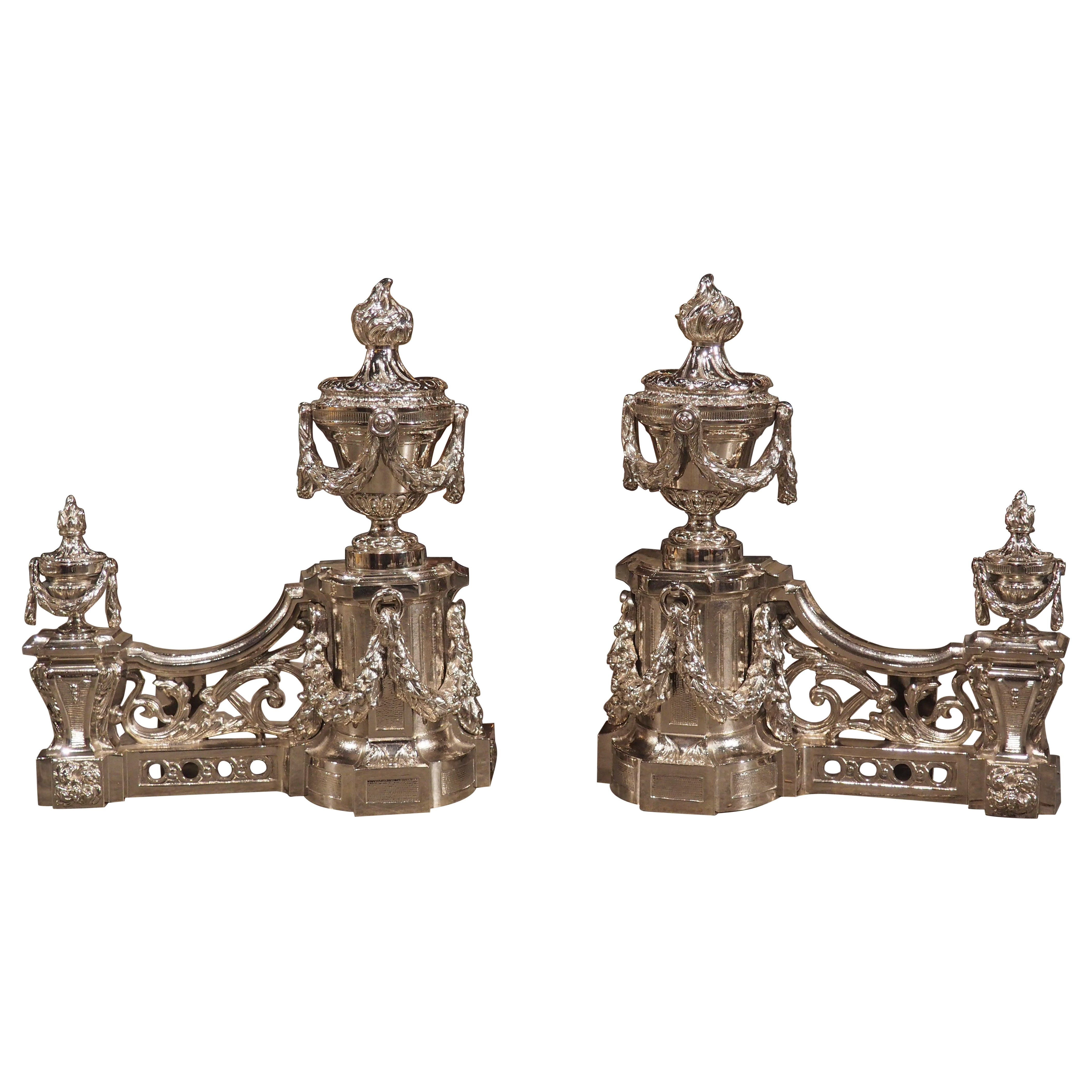 Coppia di Chenet francesi in bronzo argentato in stile Luigi XVI, circa 1900