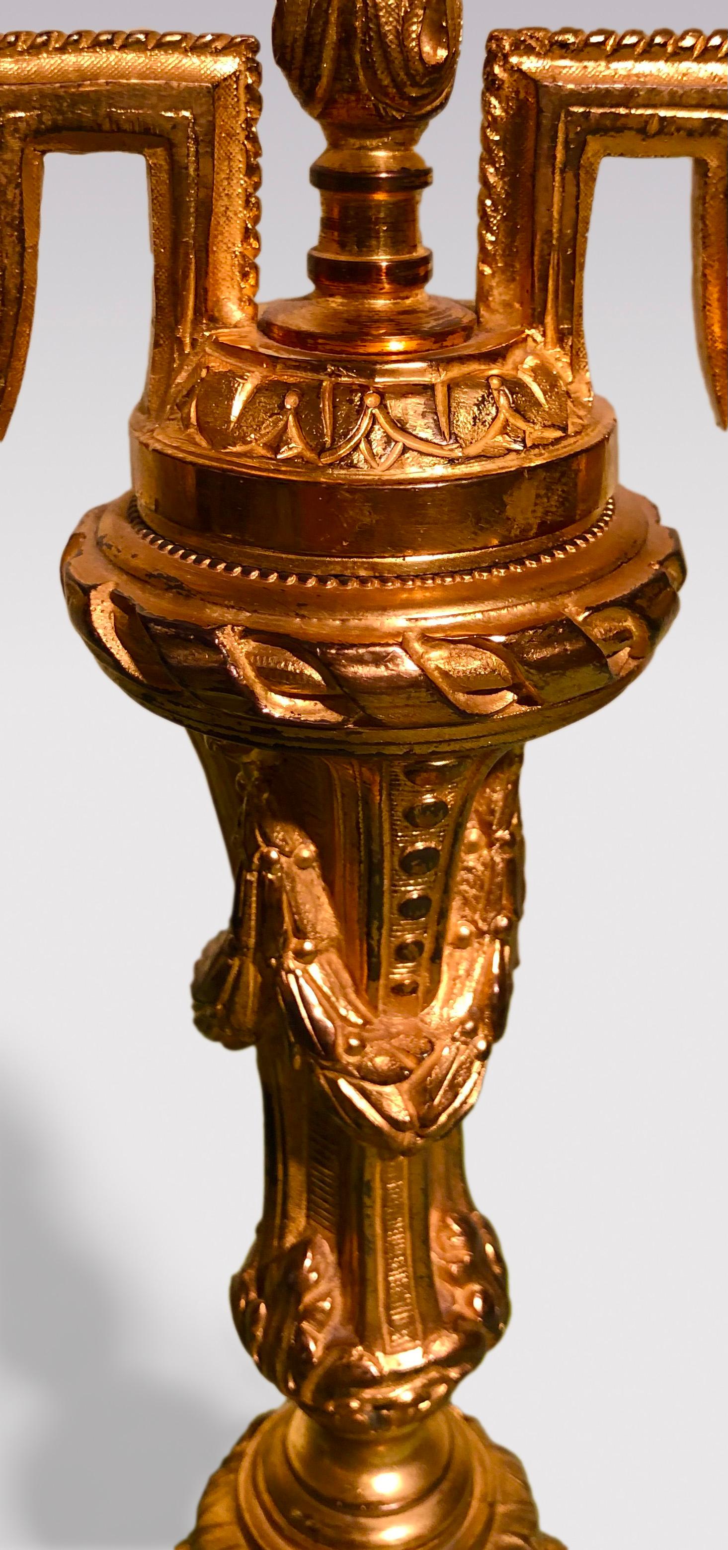 Francese Coppia di candelabri a tre luci francesi in stile Luigi XVI in vendita