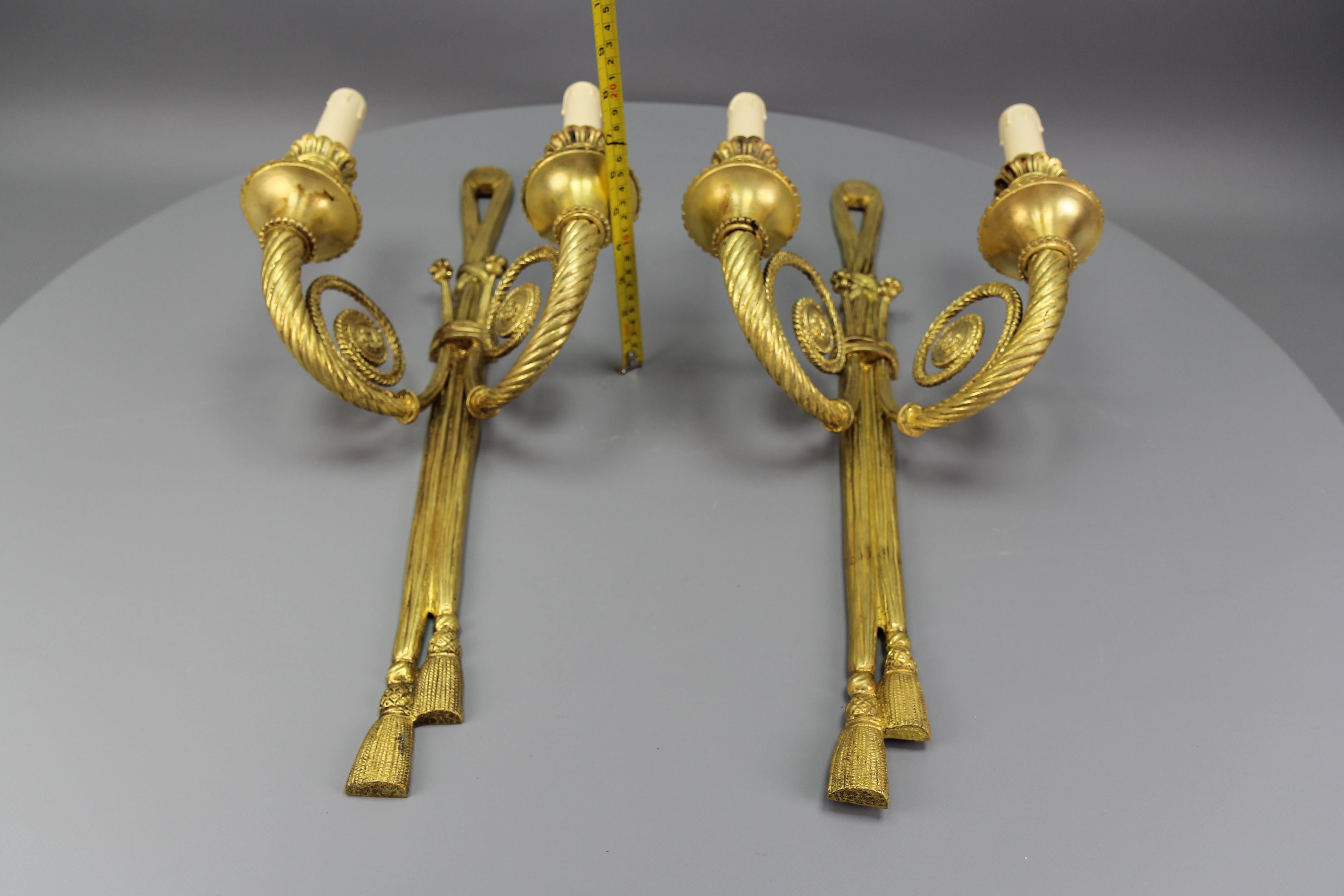 Paire d'appliques françaises de style Louis XVI à deux bras avec rubans, nœuds et pompons, vers 1910 en vente 12