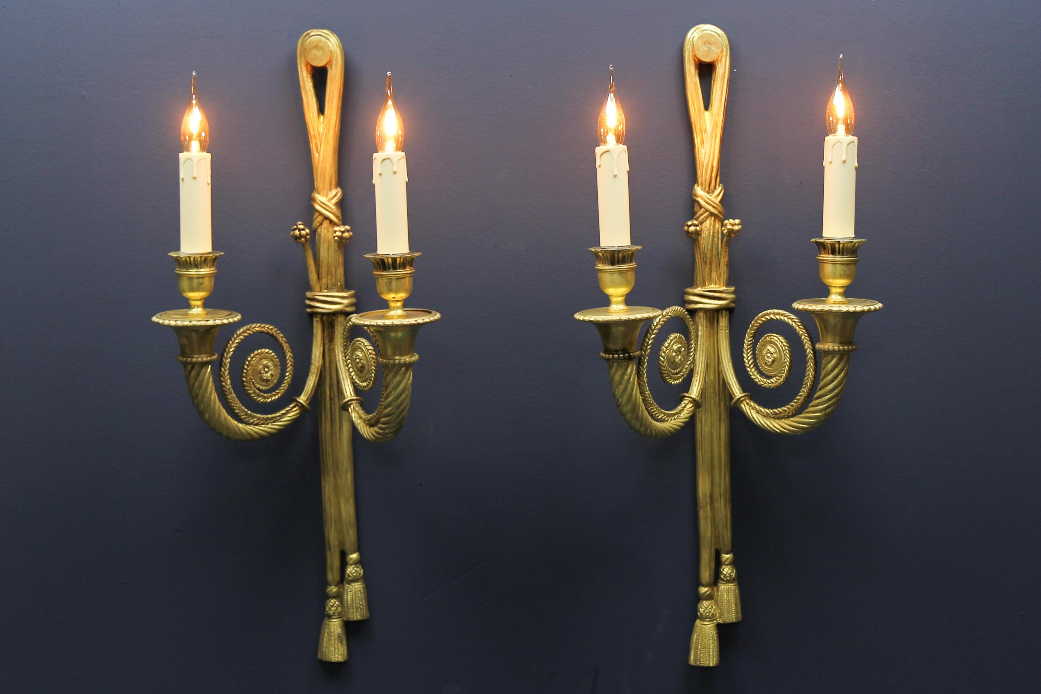 Pair of French Louis XVI Style Two-Arm Ribbon, Knot and Tassel Sconces, ca. 1910 In Good Condition For Sale In Barntrup, DE