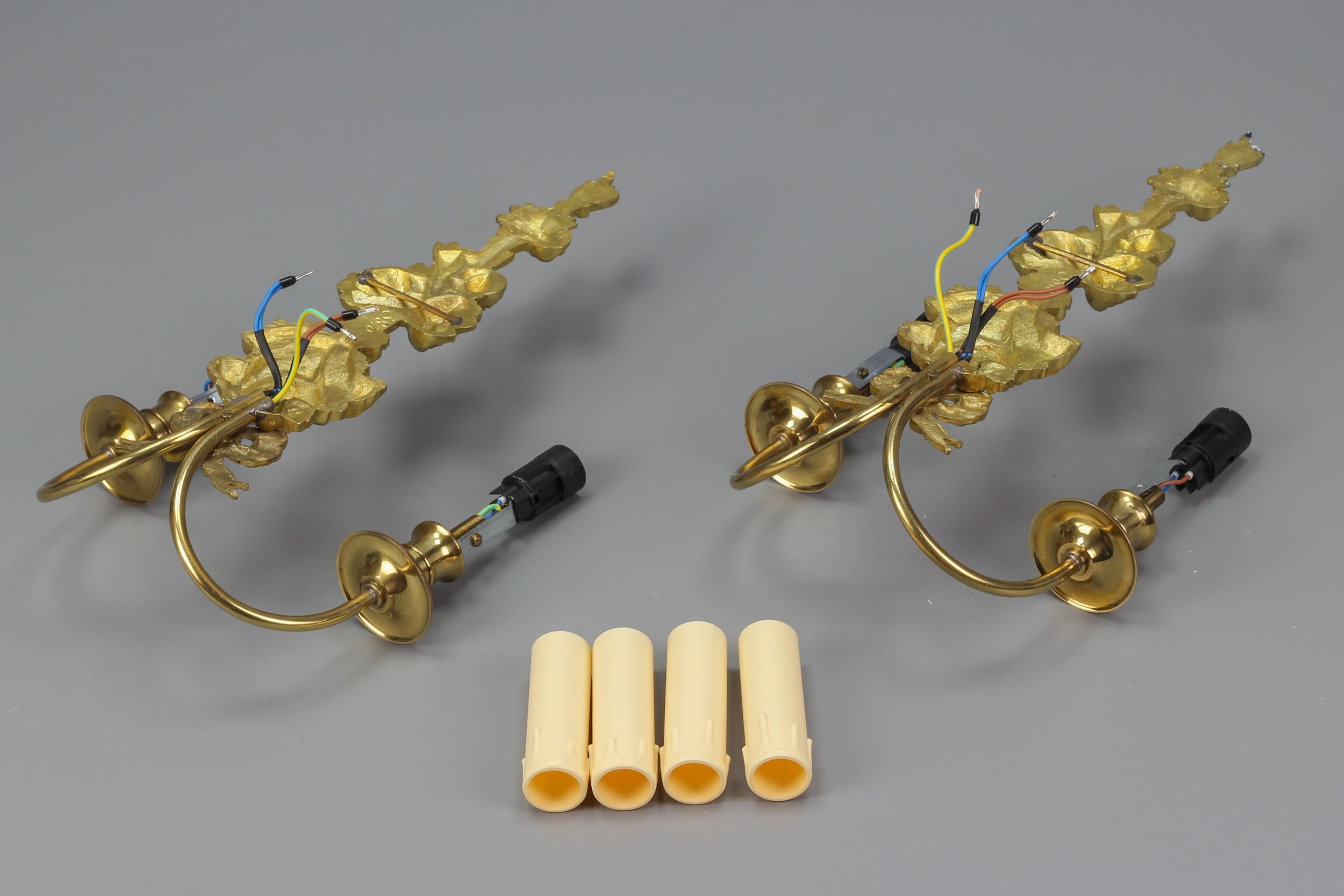 Paar französische Belle-Époque-Stil Zwei-Licht vergoldete Bronze und Messing Floral Sconces im Angebot 5