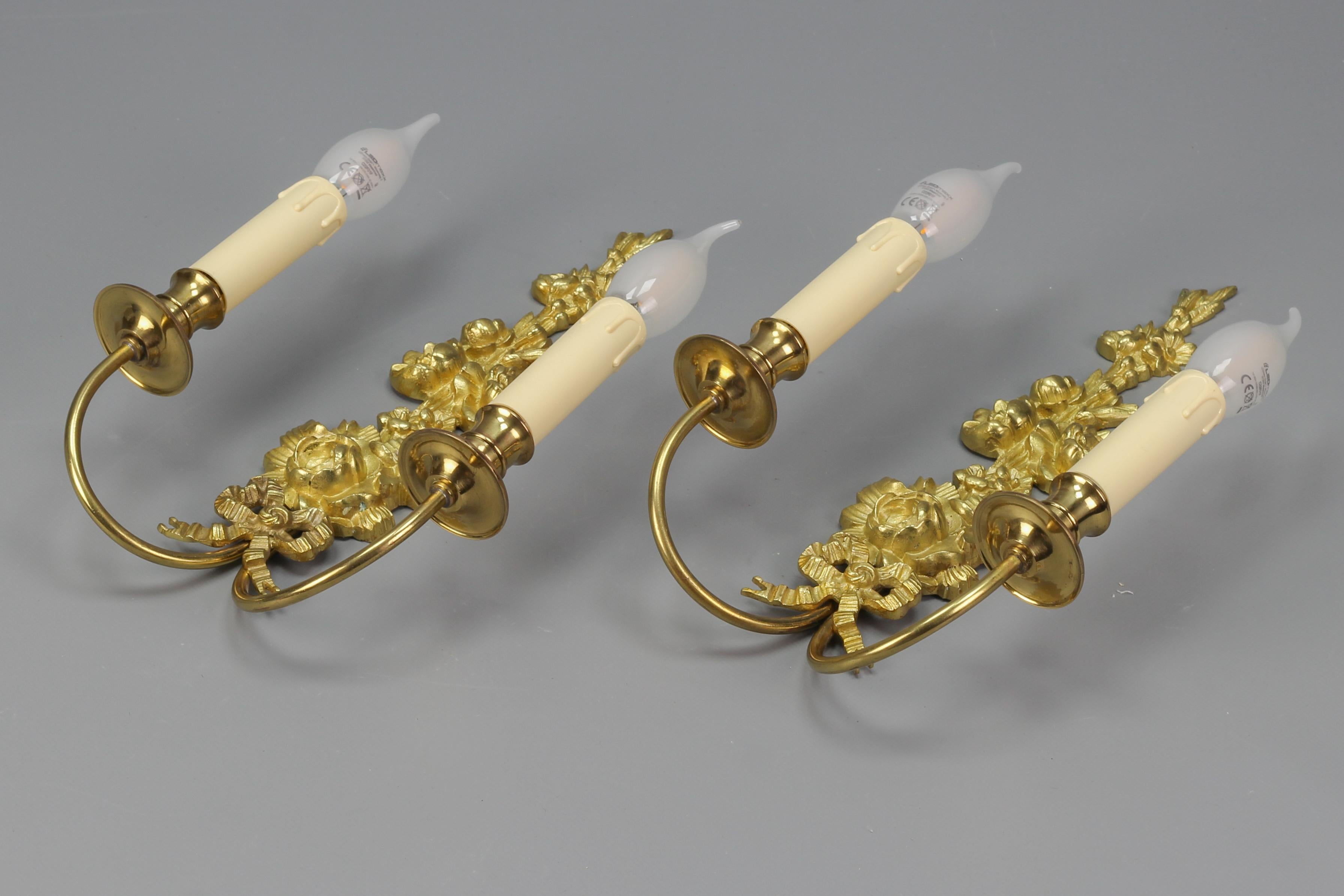 Paar französische Belle-Époque-Stil Zwei-Licht vergoldete Bronze und Messing Floral Sconces im Angebot 6
