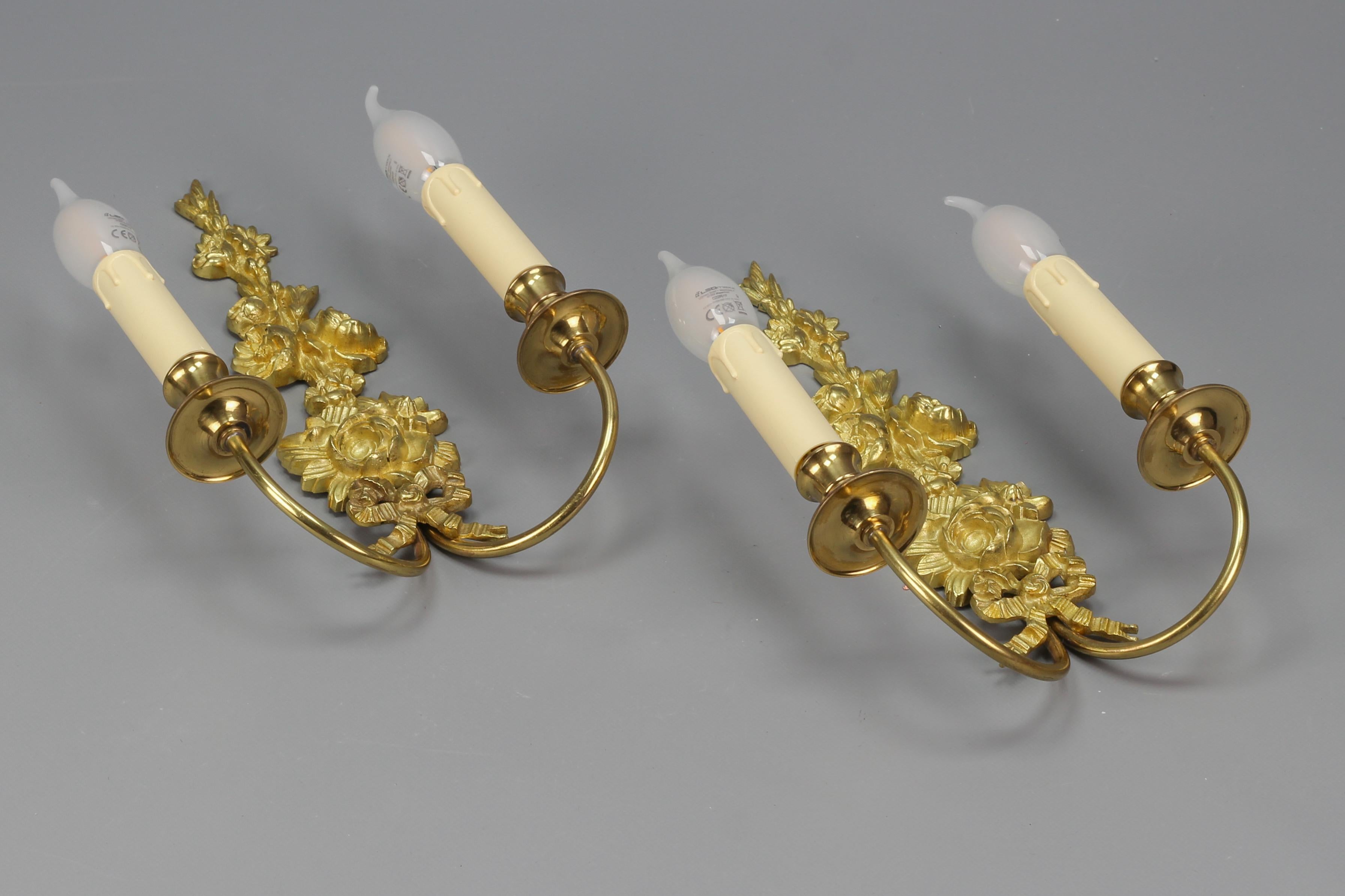 Paar französische Belle-Époque-Stil Zwei-Licht vergoldete Bronze und Messing Floral Sconces im Angebot 7