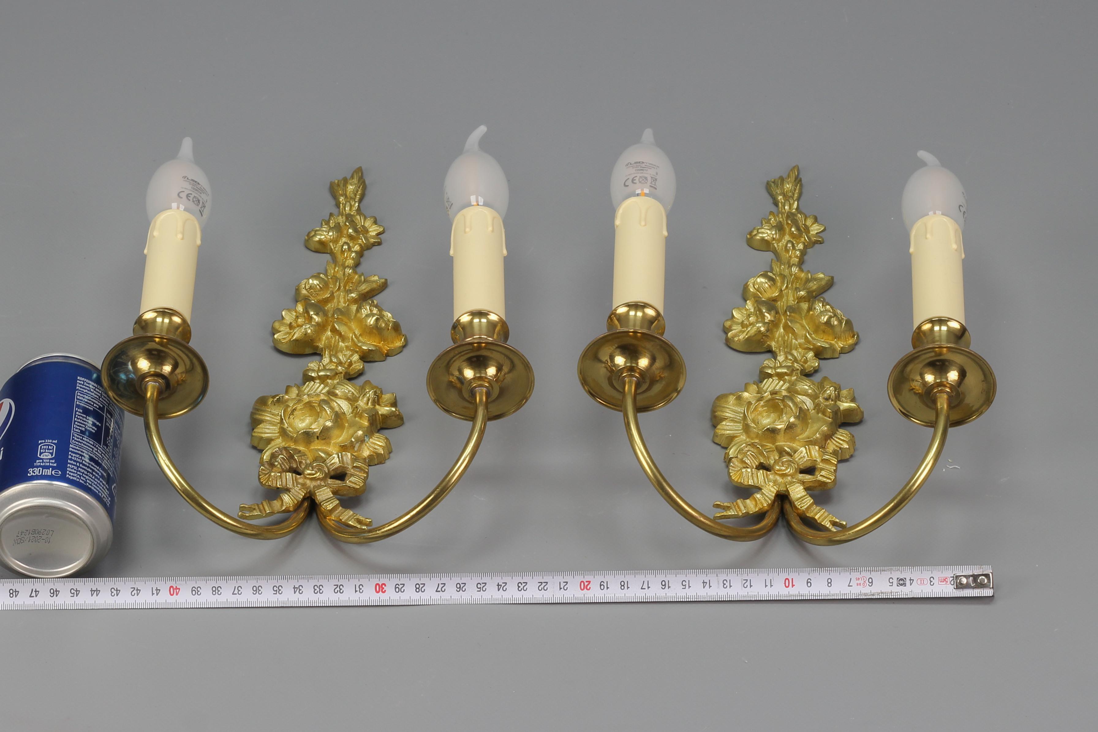 Paar französische Belle-Époque-Stil Zwei-Licht vergoldete Bronze und Messing Floral Sconces im Angebot 8
