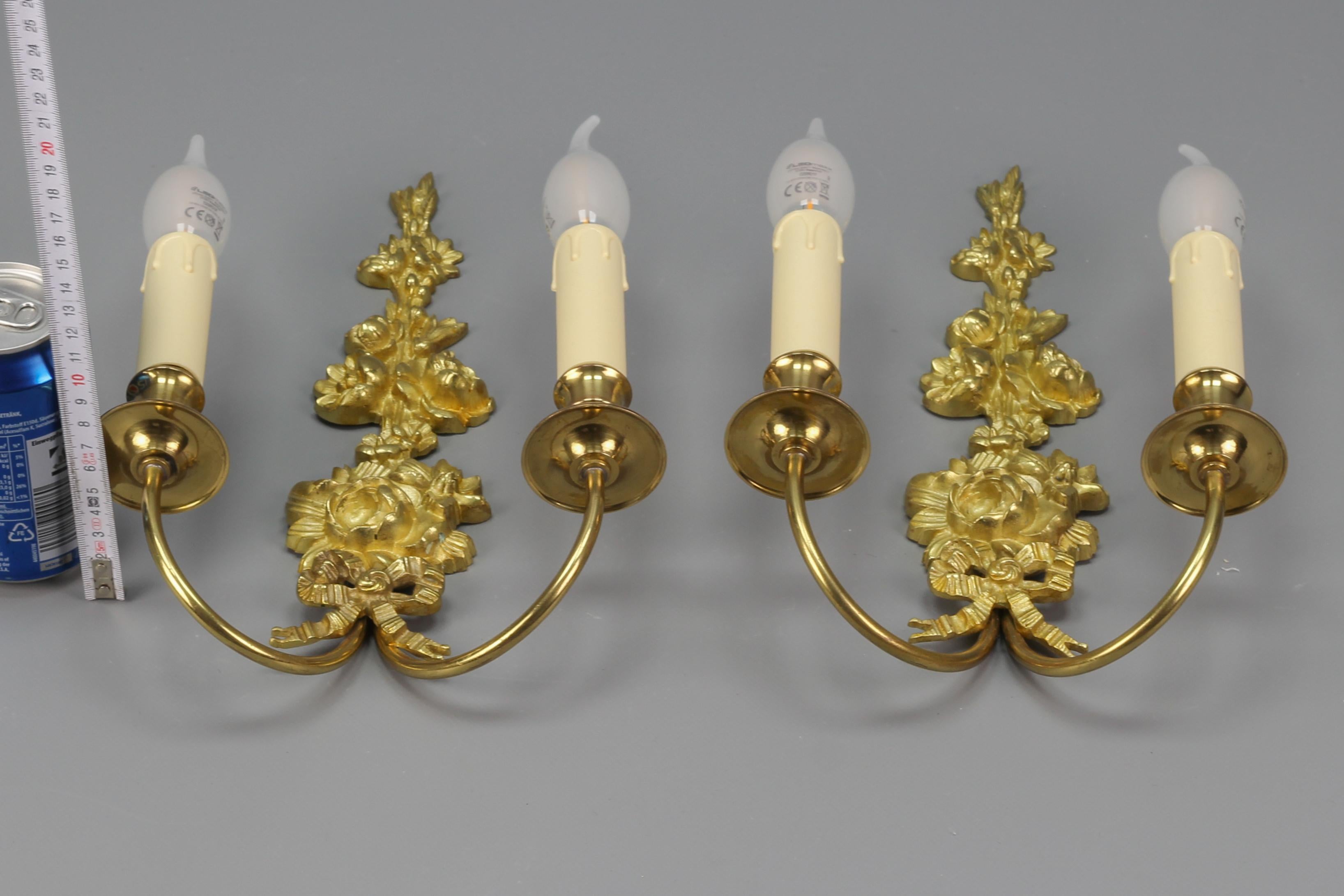 Coppia di lampade a due luci in bronzo dorato e ottone con fiori in stile Belle Époque francese in vendita 9