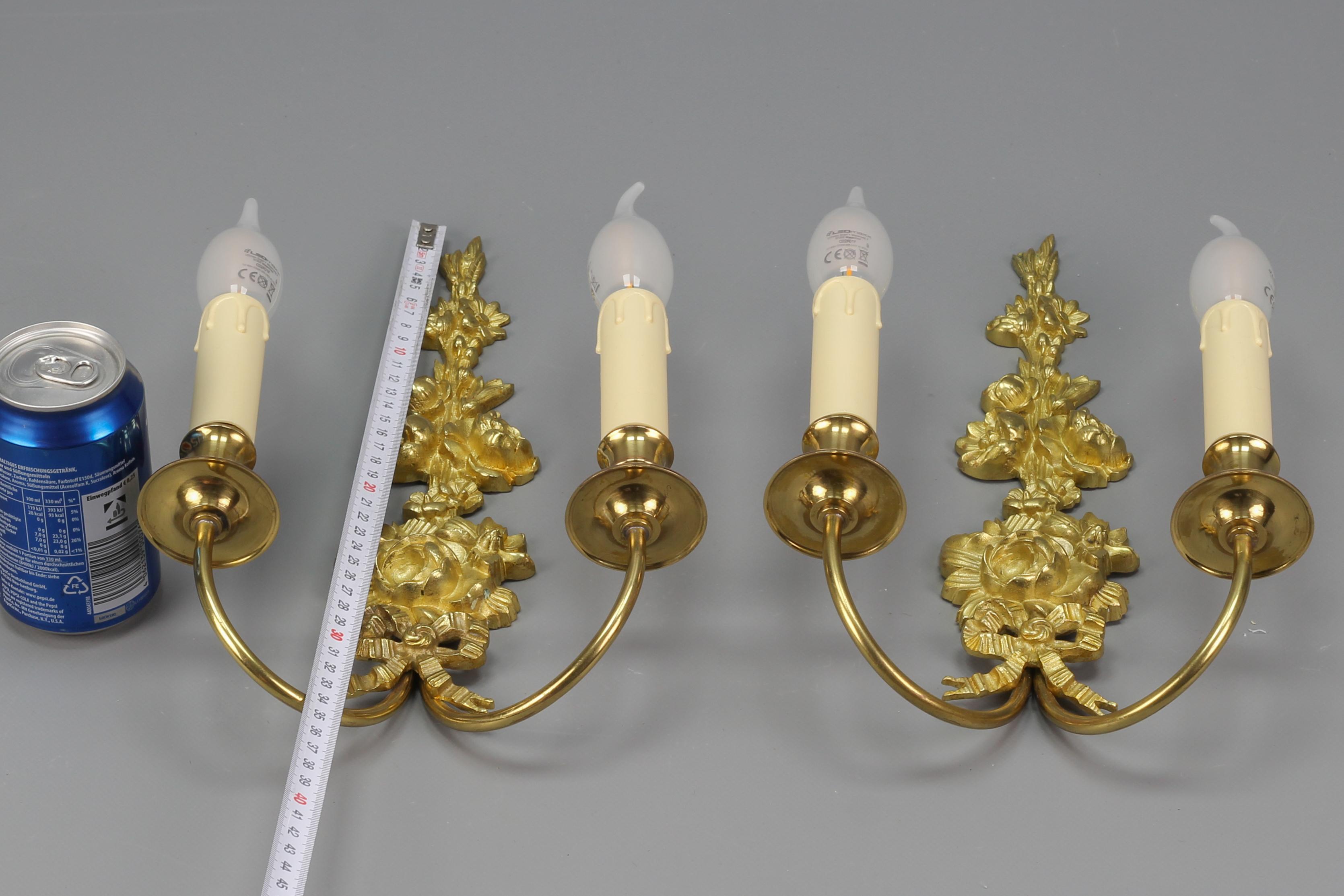 Coppia di lampade a due luci in bronzo dorato e ottone con fiori in stile Belle Époque francese in vendita 10