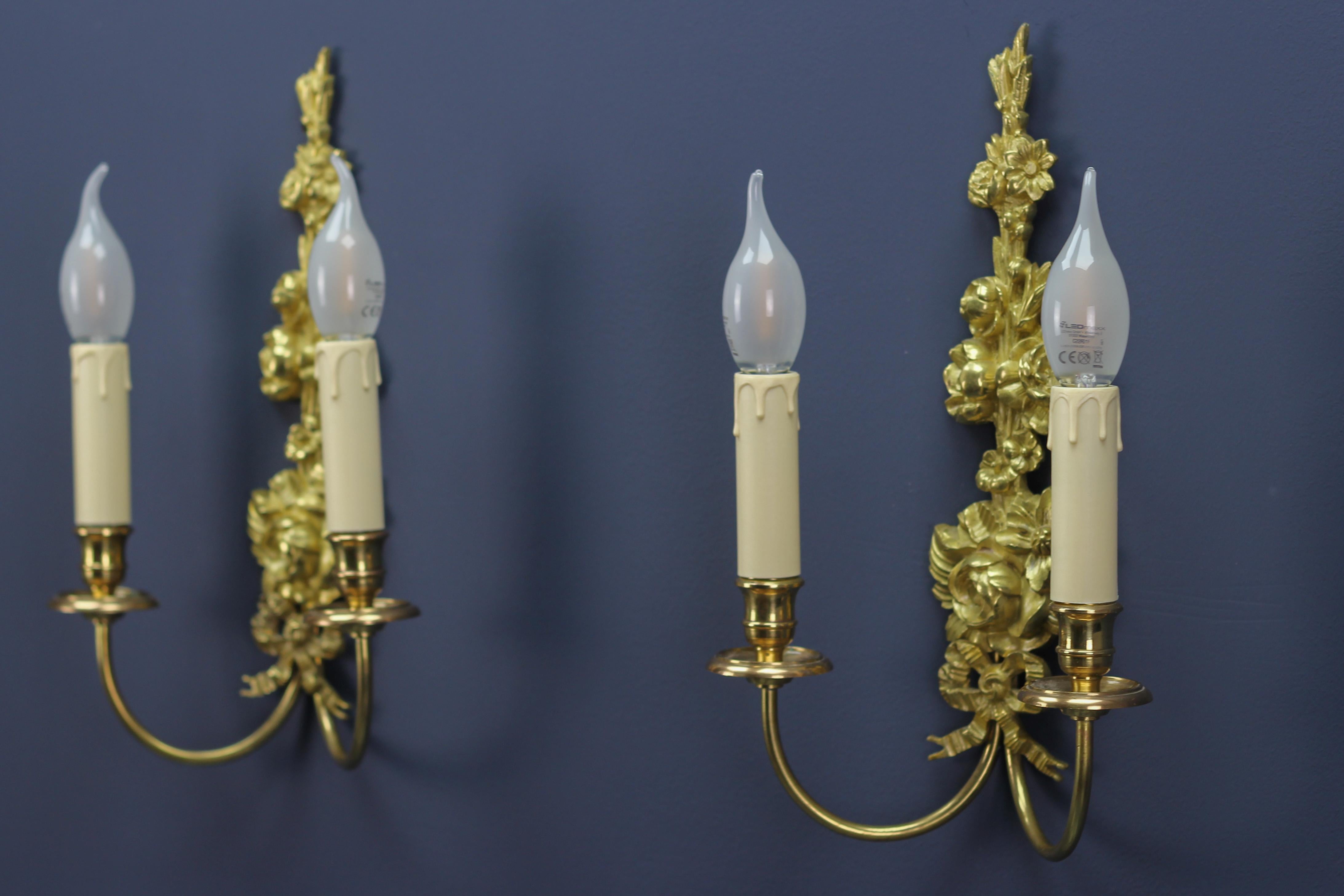 Coppia di lampade a due luci in bronzo dorato e ottone con fiori in stile Belle Époque francese in vendita 11