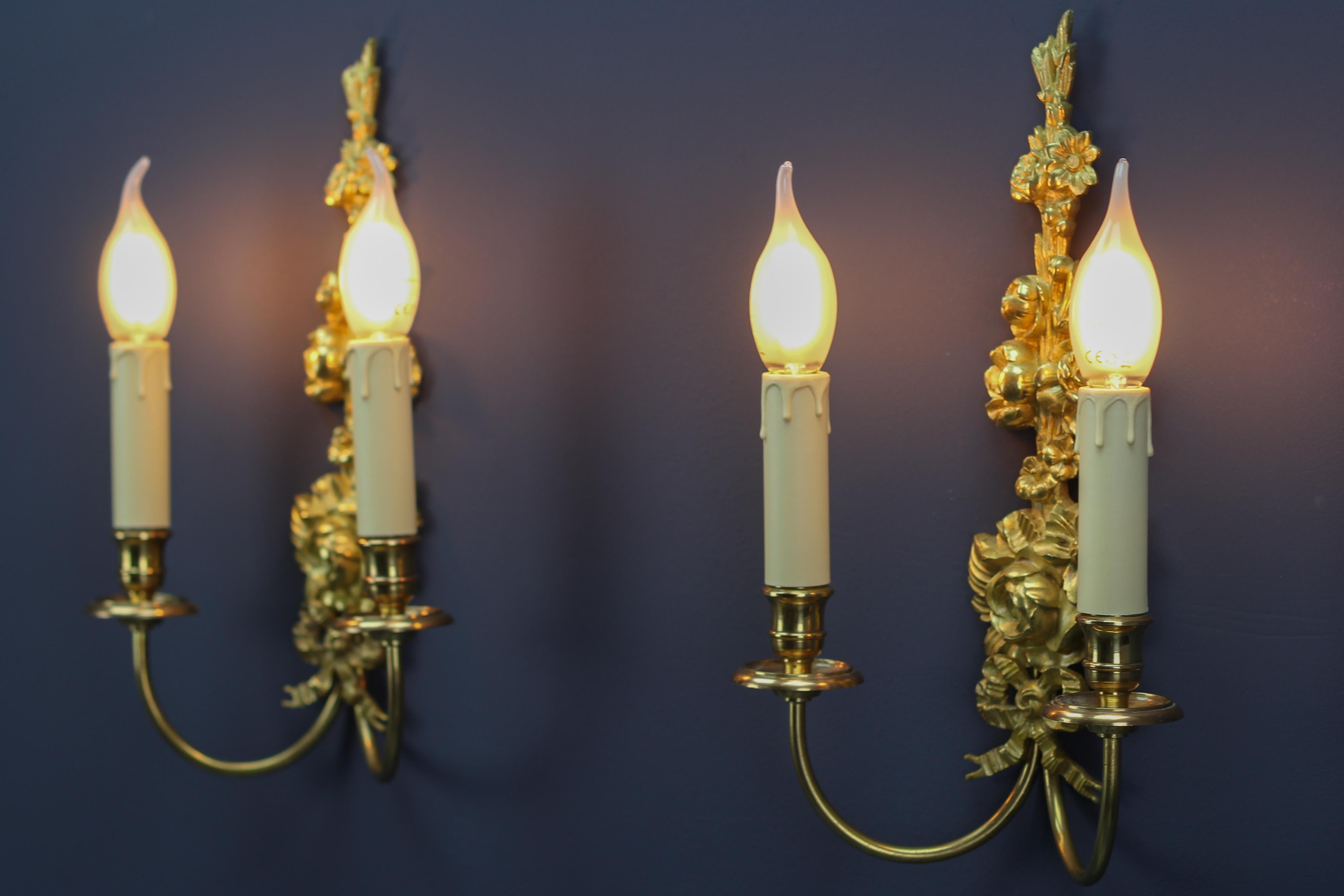 Paar französische Belle-Époque-Stil Zwei-Licht vergoldete Bronze und Messing Floral Sconces im Angebot 12