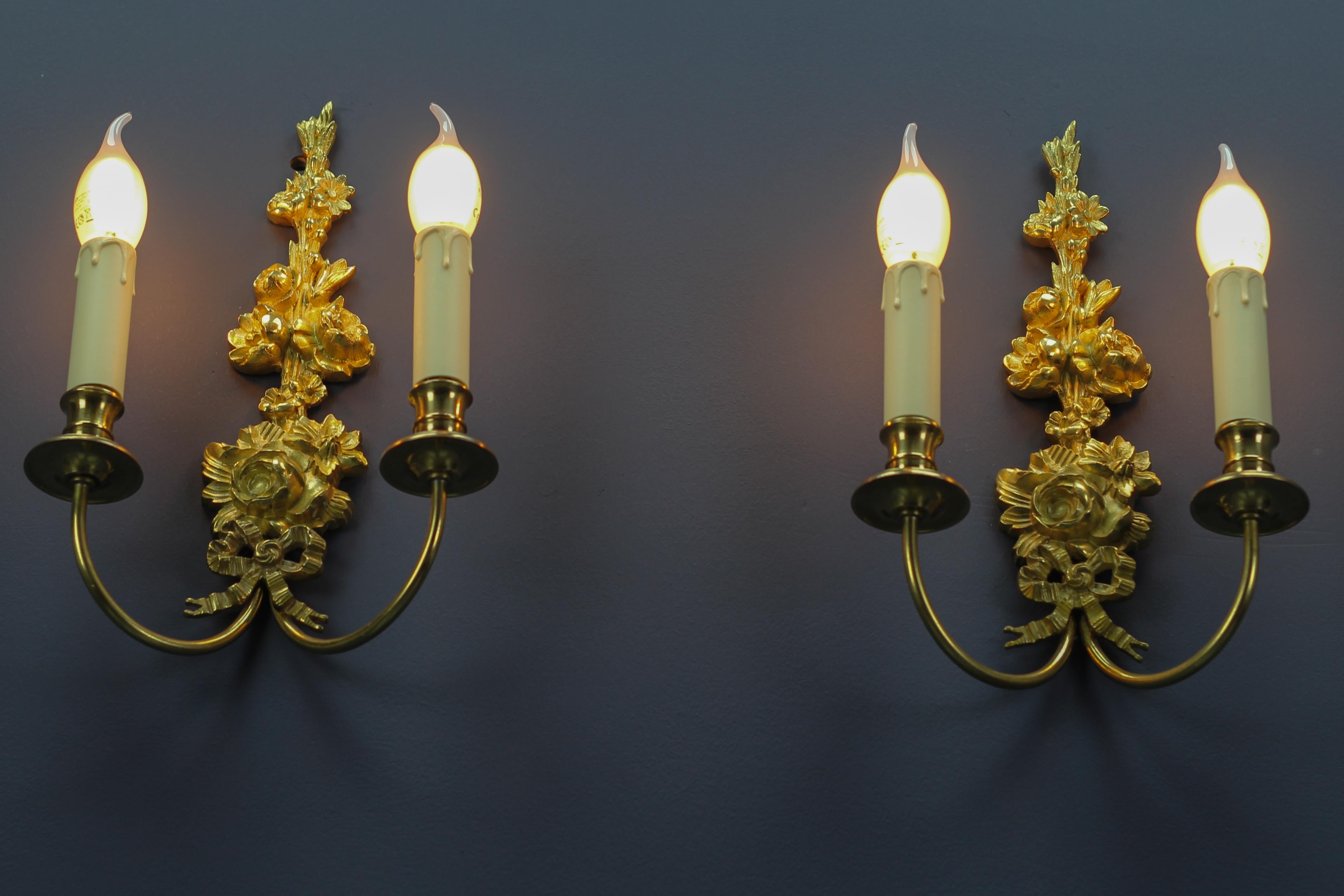 Paar französische Belle-Époque-Stil Zwei-Licht vergoldete Bronze und Messing Floral Sconces im Angebot 13
