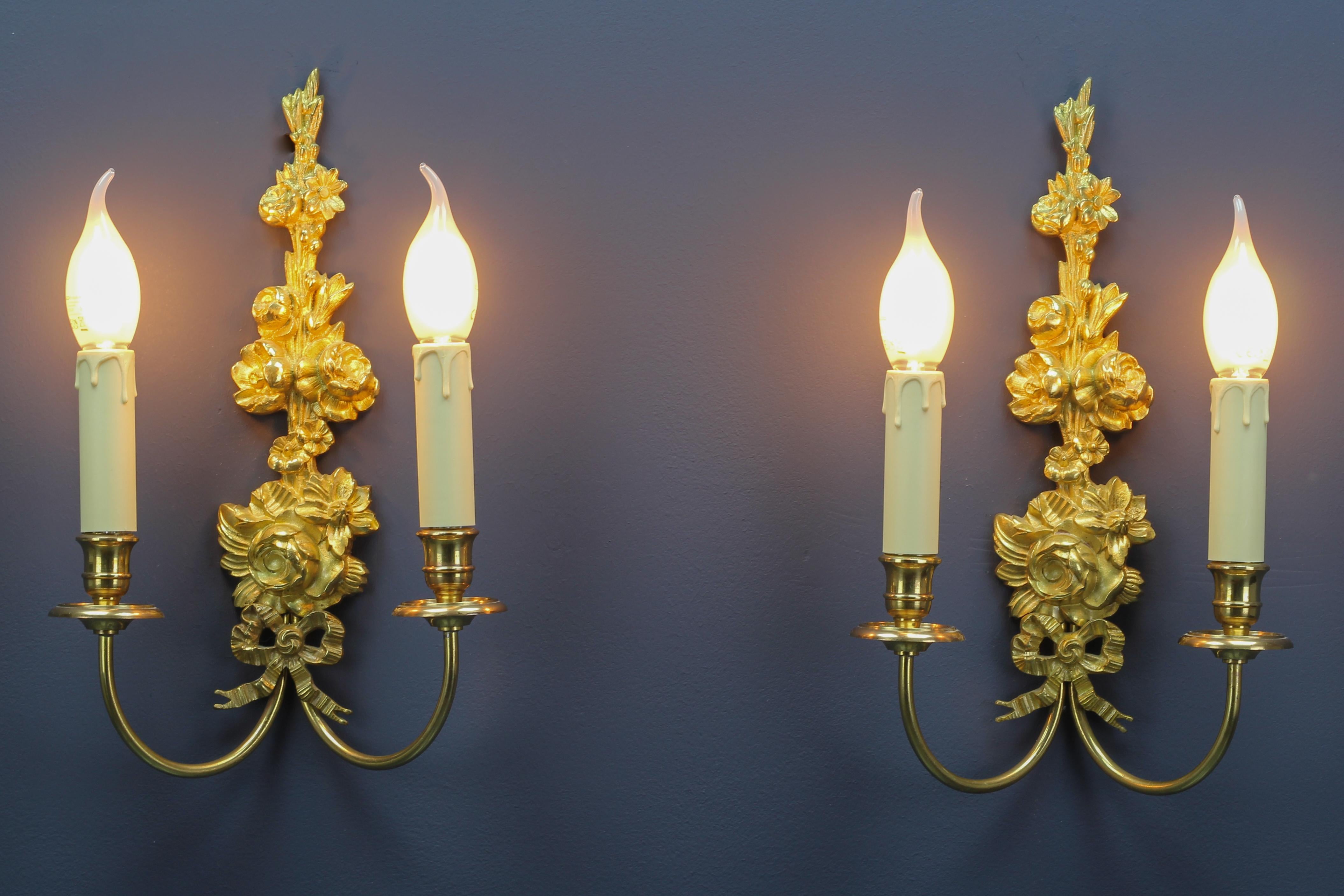 Paar französische Belle-Époque-Stil Zwei-Licht vergoldete Bronze und Messing Floral Sconces (Belle Époque) im Angebot