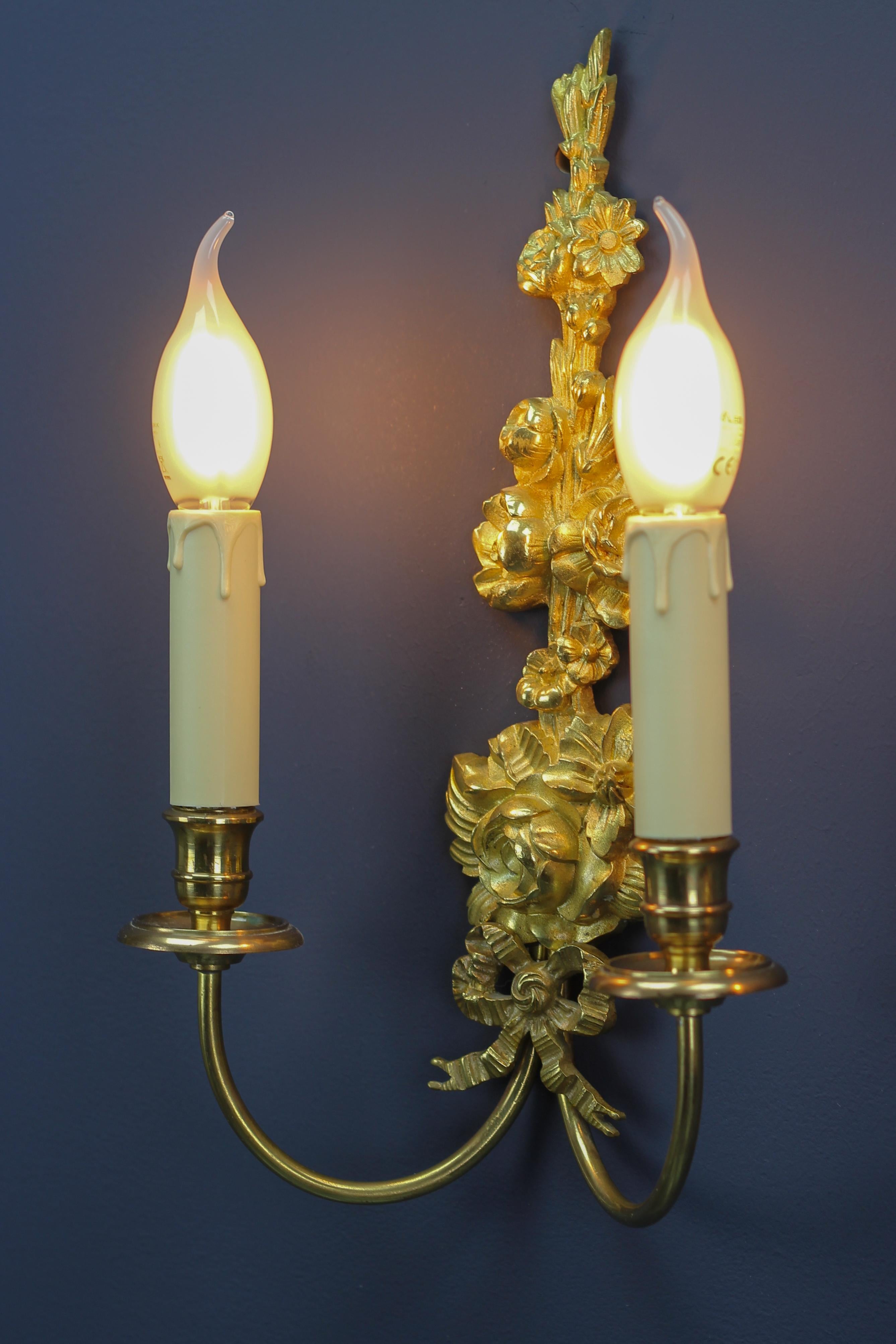 Paar französische Belle-Époque-Stil Zwei-Licht vergoldete Bronze und Messing Floral Sconces (Französisch) im Angebot