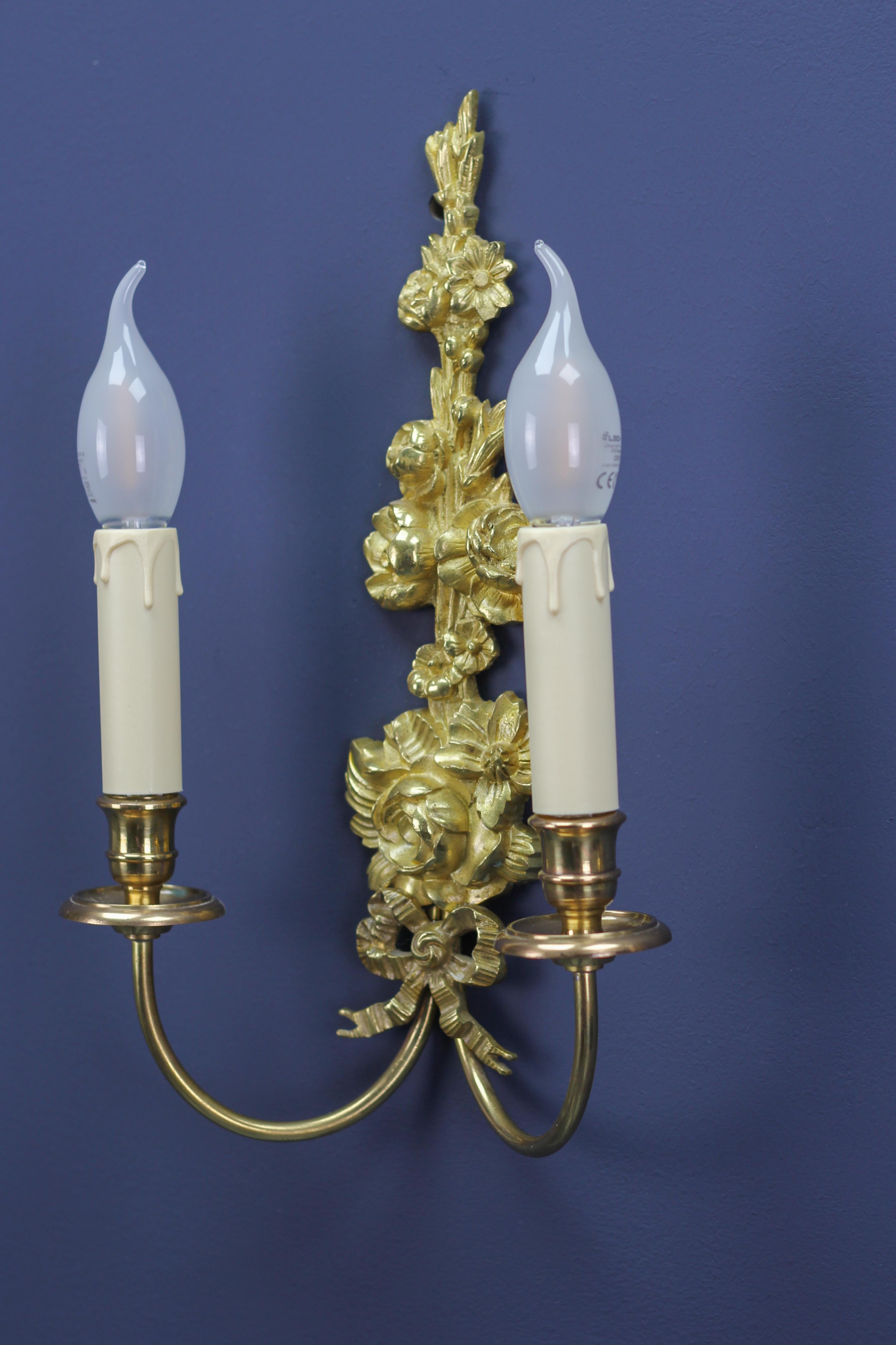 Paar französische Belle-Époque-Stil Zwei-Licht vergoldete Bronze und Messing Floral Sconces (Vergoldet) im Angebot