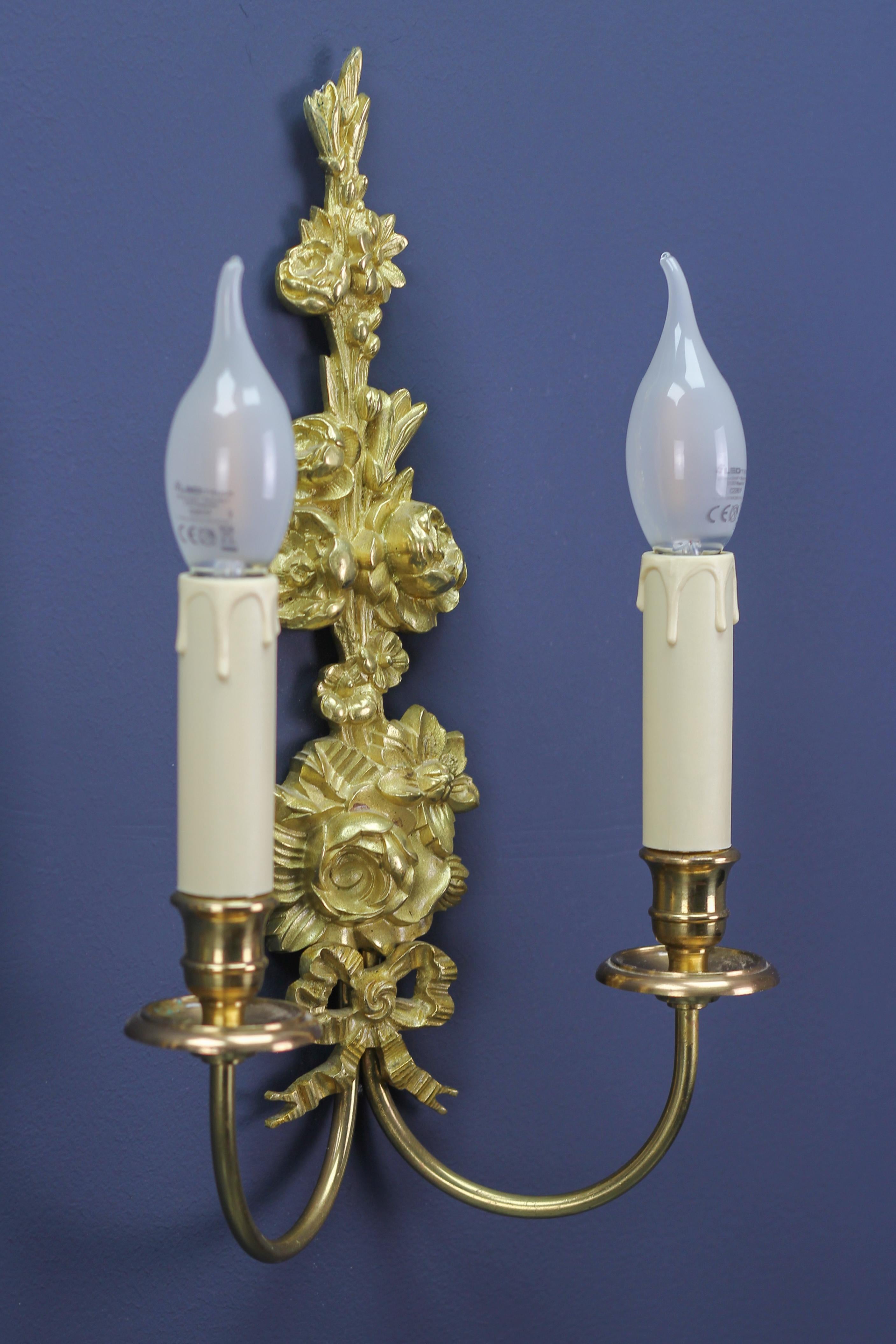 Paar französische Belle-Époque-Stil Zwei-Licht vergoldete Bronze und Messing Floral Sconces im Zustand „Gut“ im Angebot in Barntrup, DE