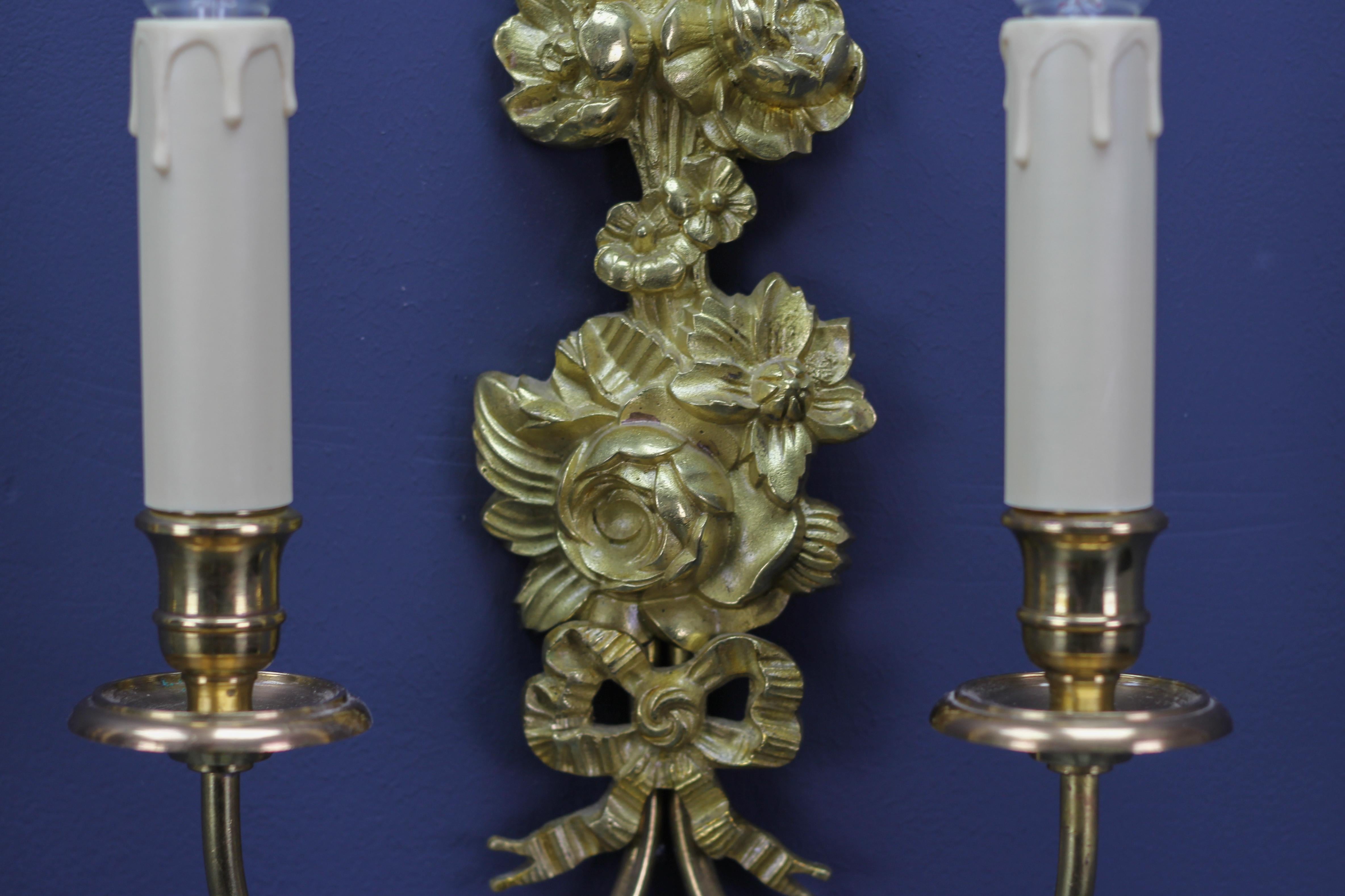 Ottone Coppia di lampade a due luci in bronzo dorato e ottone con fiori in stile Belle Époque francese in vendita
