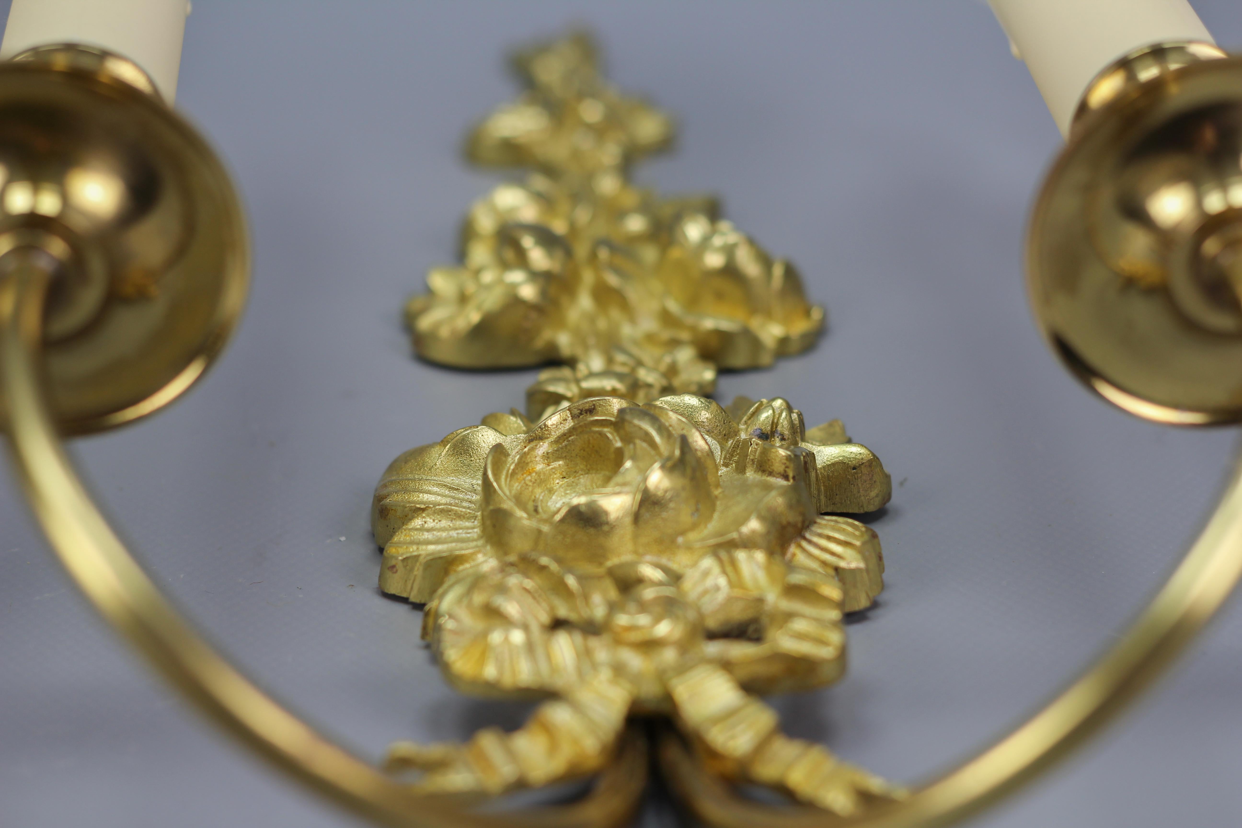 Paar französische Belle-Époque-Stil Zwei-Licht vergoldete Bronze und Messing Floral Sconces im Angebot 1